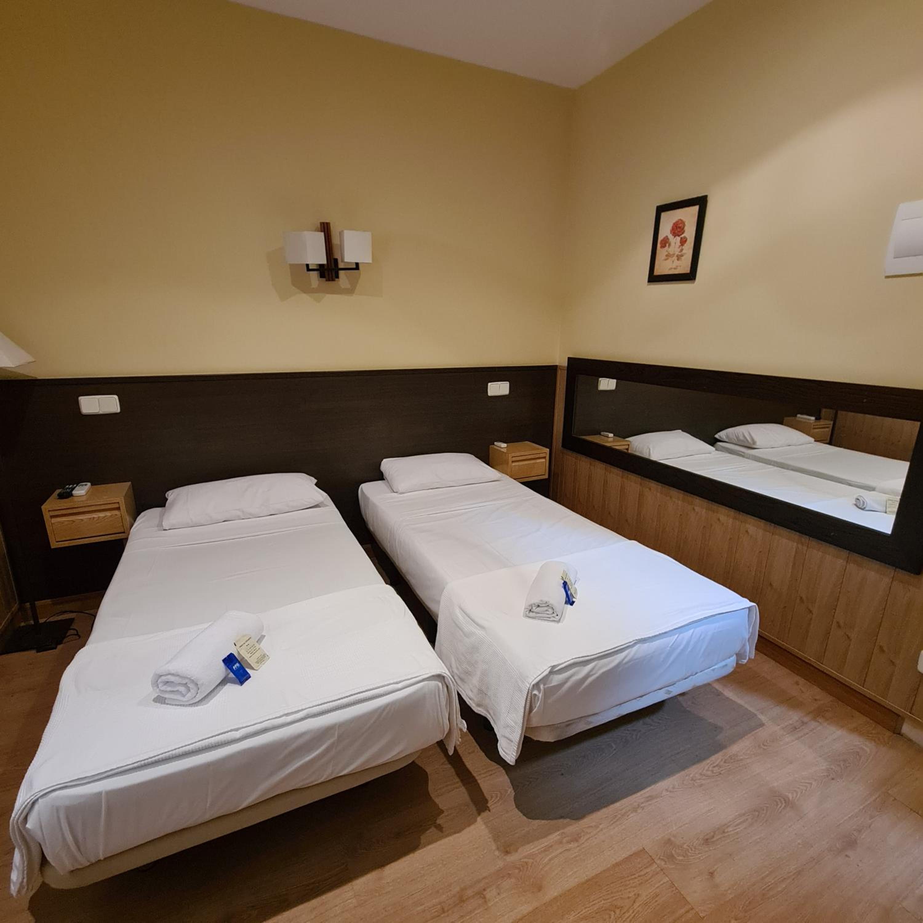 Twin Room - Photo 8