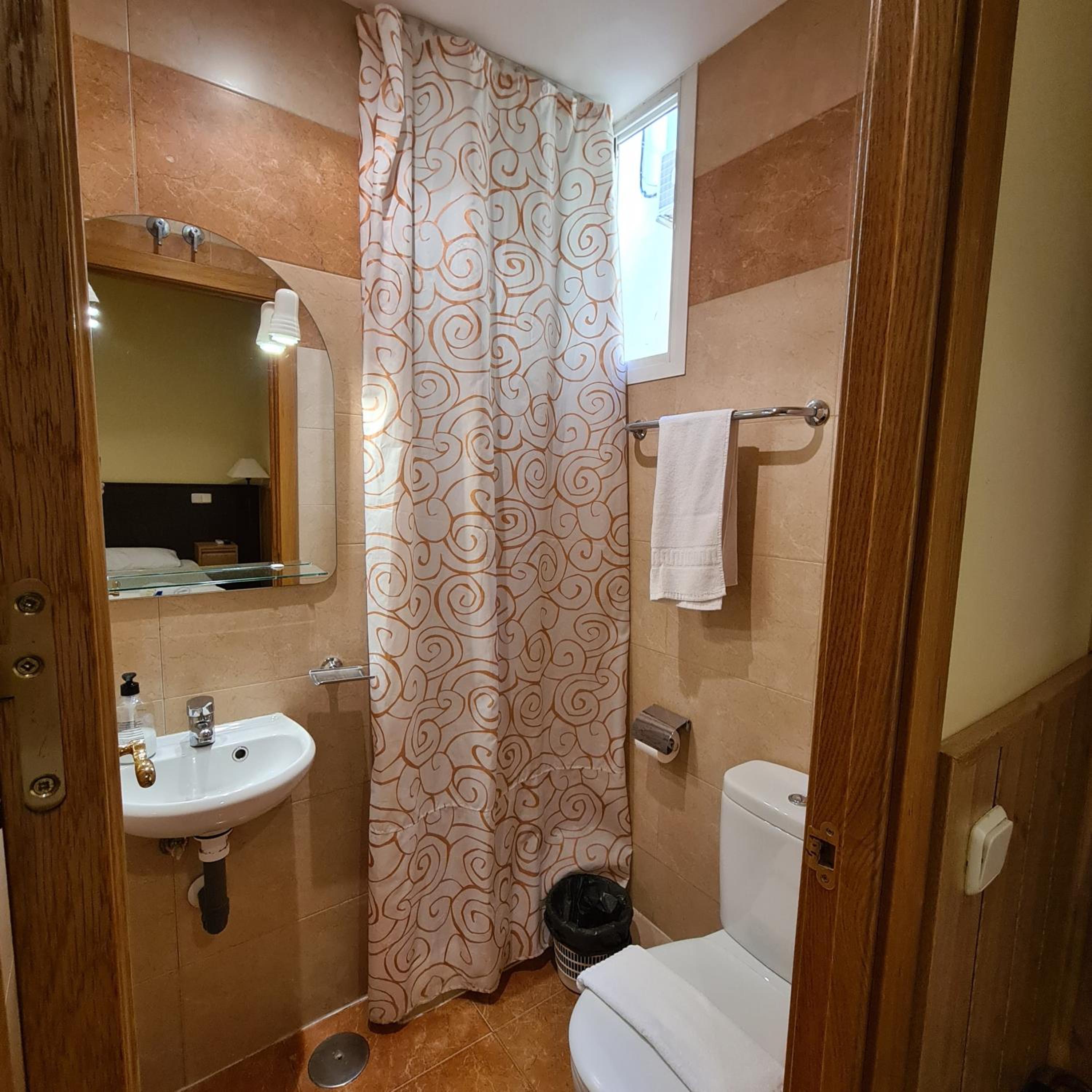Twin Room - Photo 2
