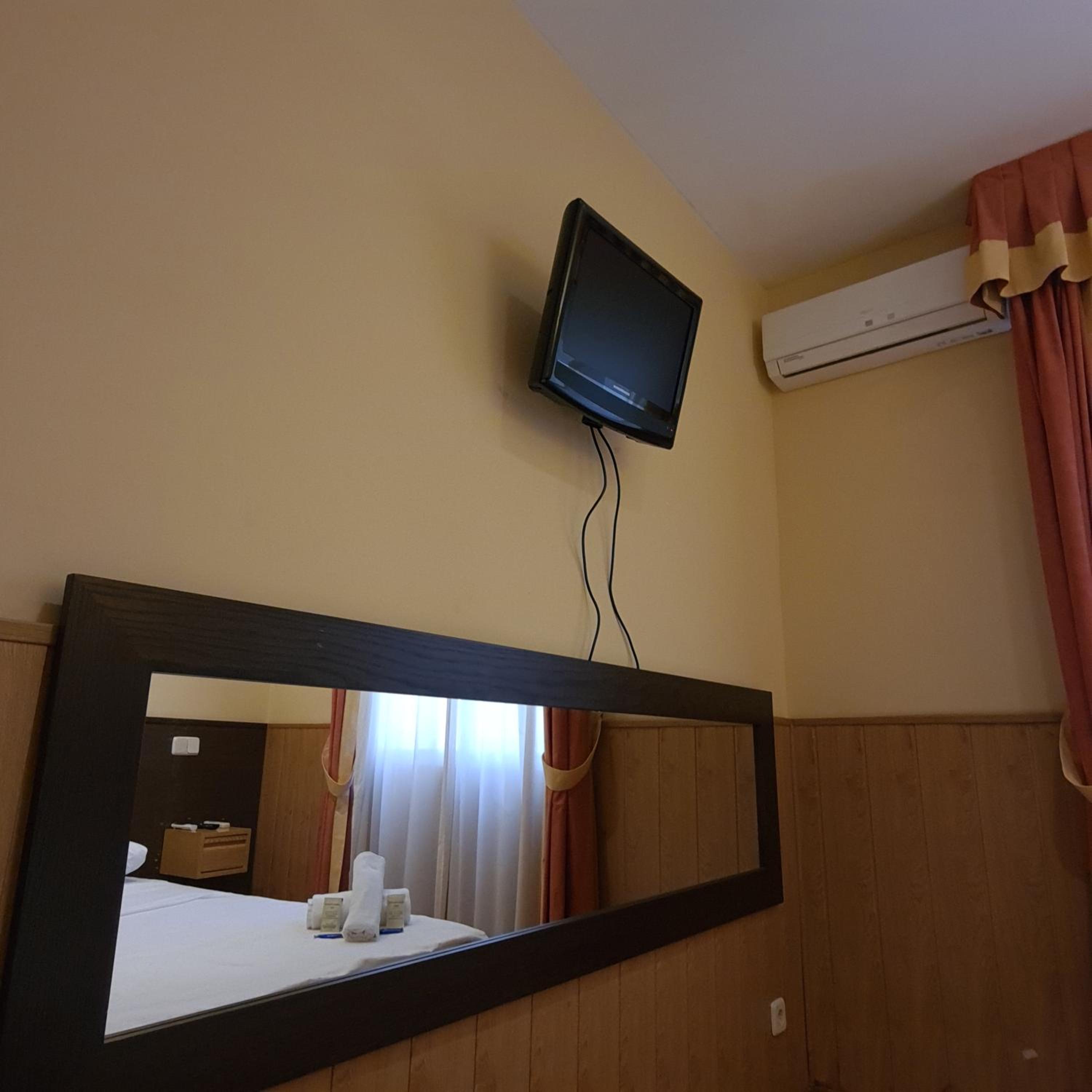 Twin Room - Photo 5