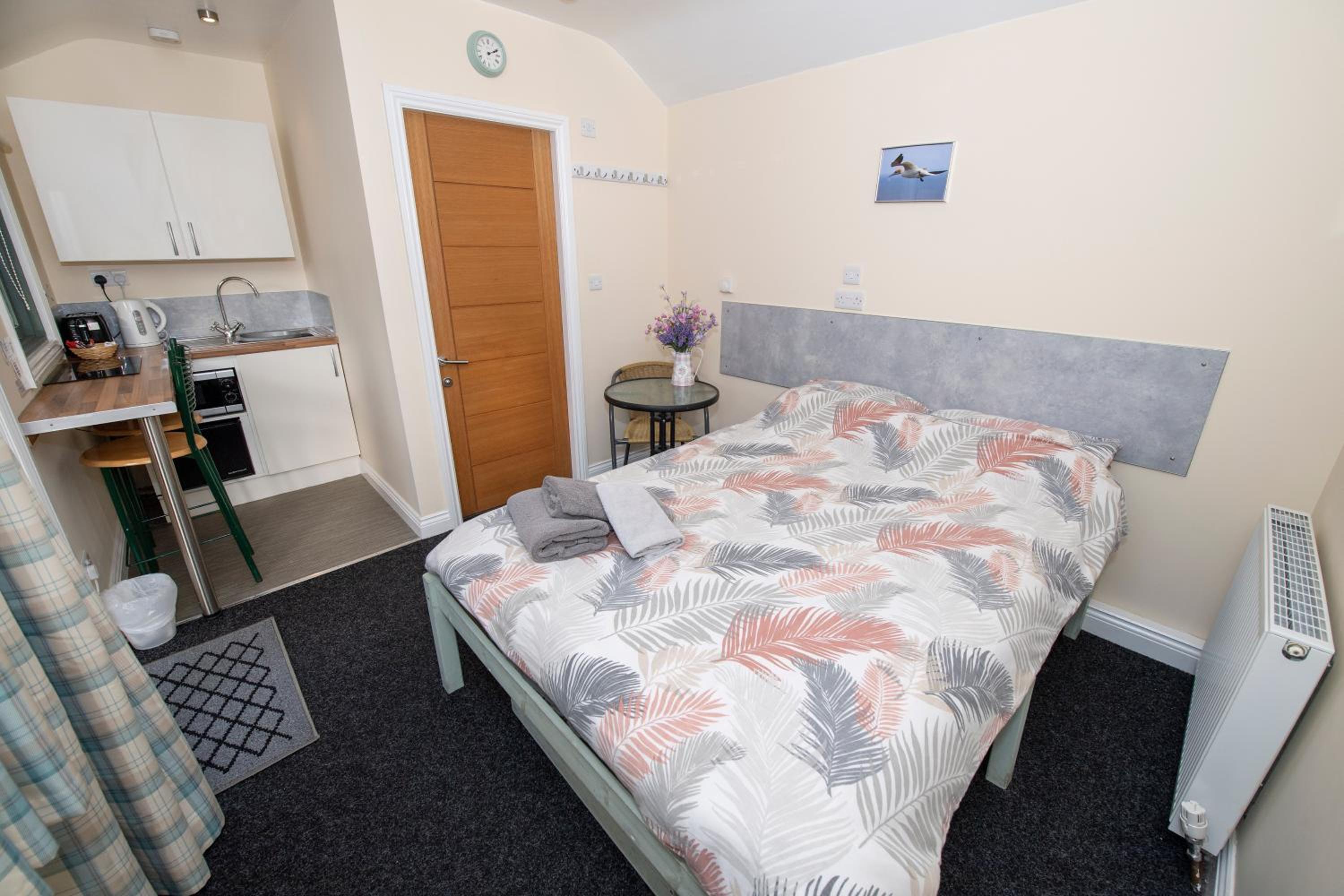 One-Bedroom Apartment - Photo 2