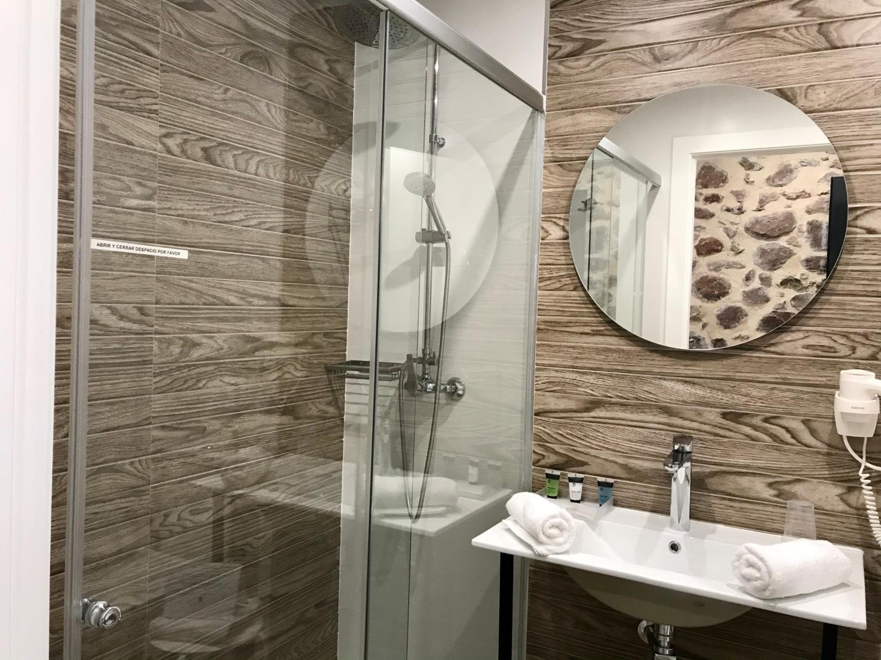 Deluxe Double or Twin Room photo 3