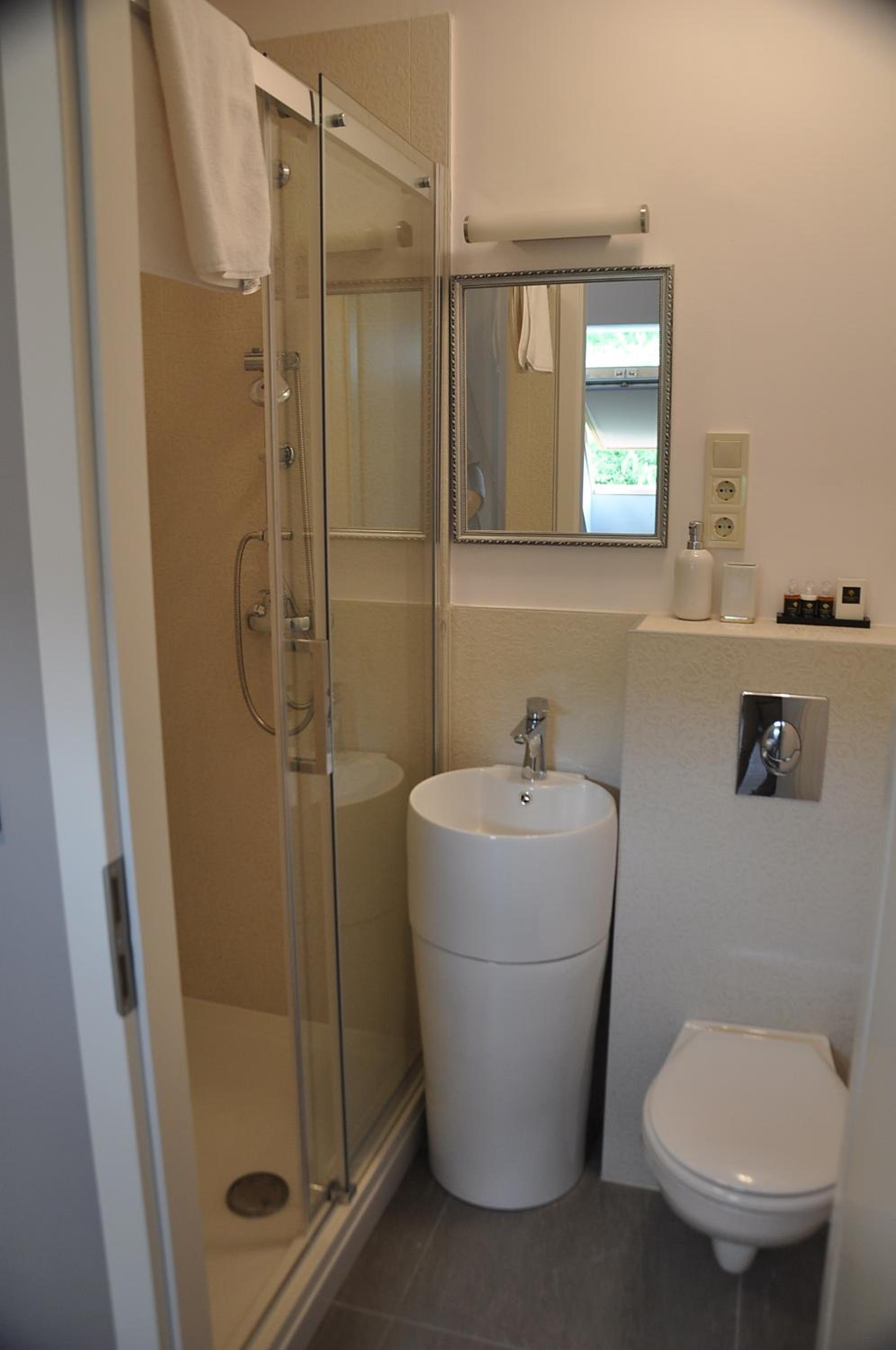 Deluxe Queen Room - Photo 5