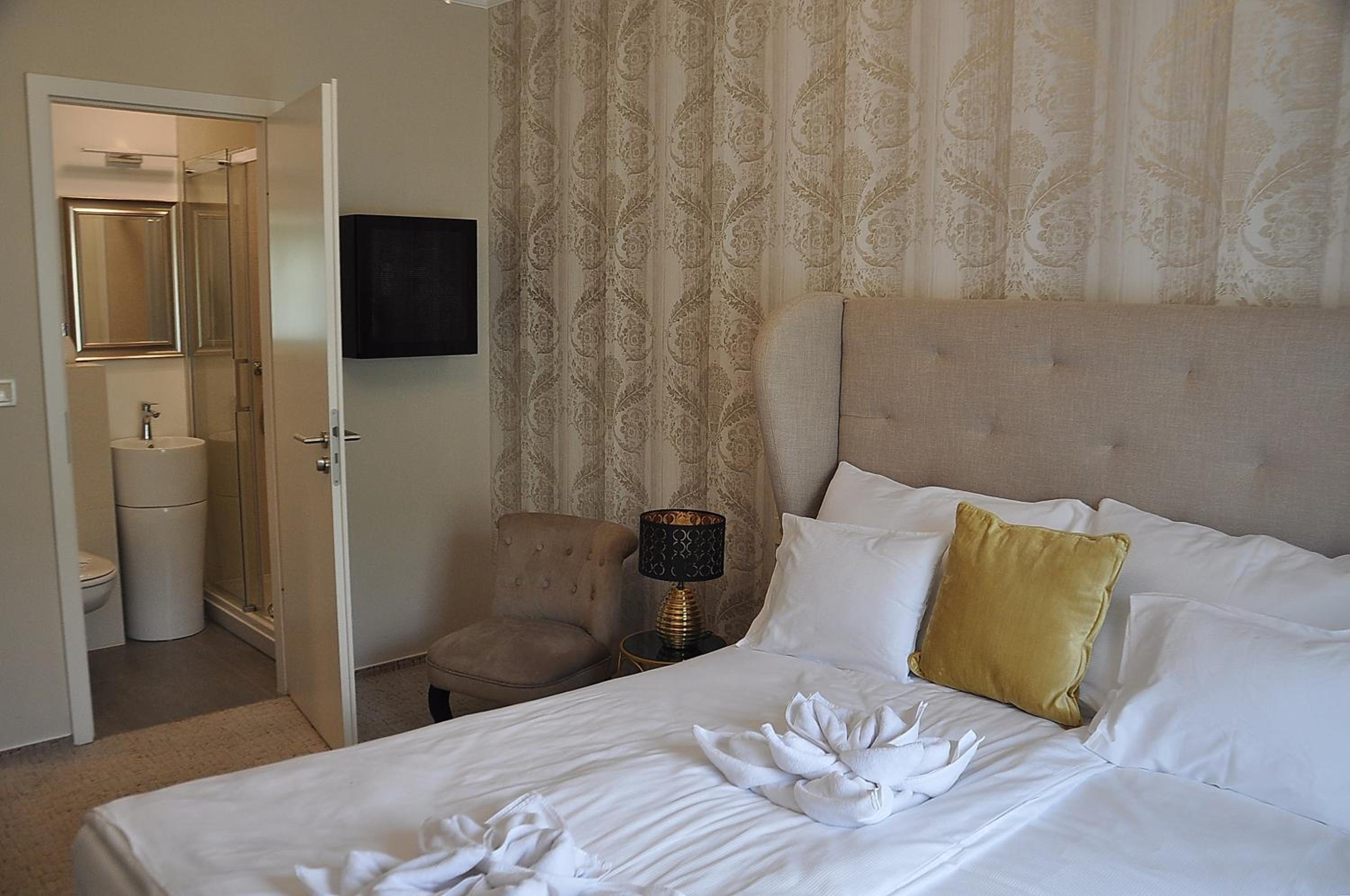 Deluxe Queen Room - Photo 4