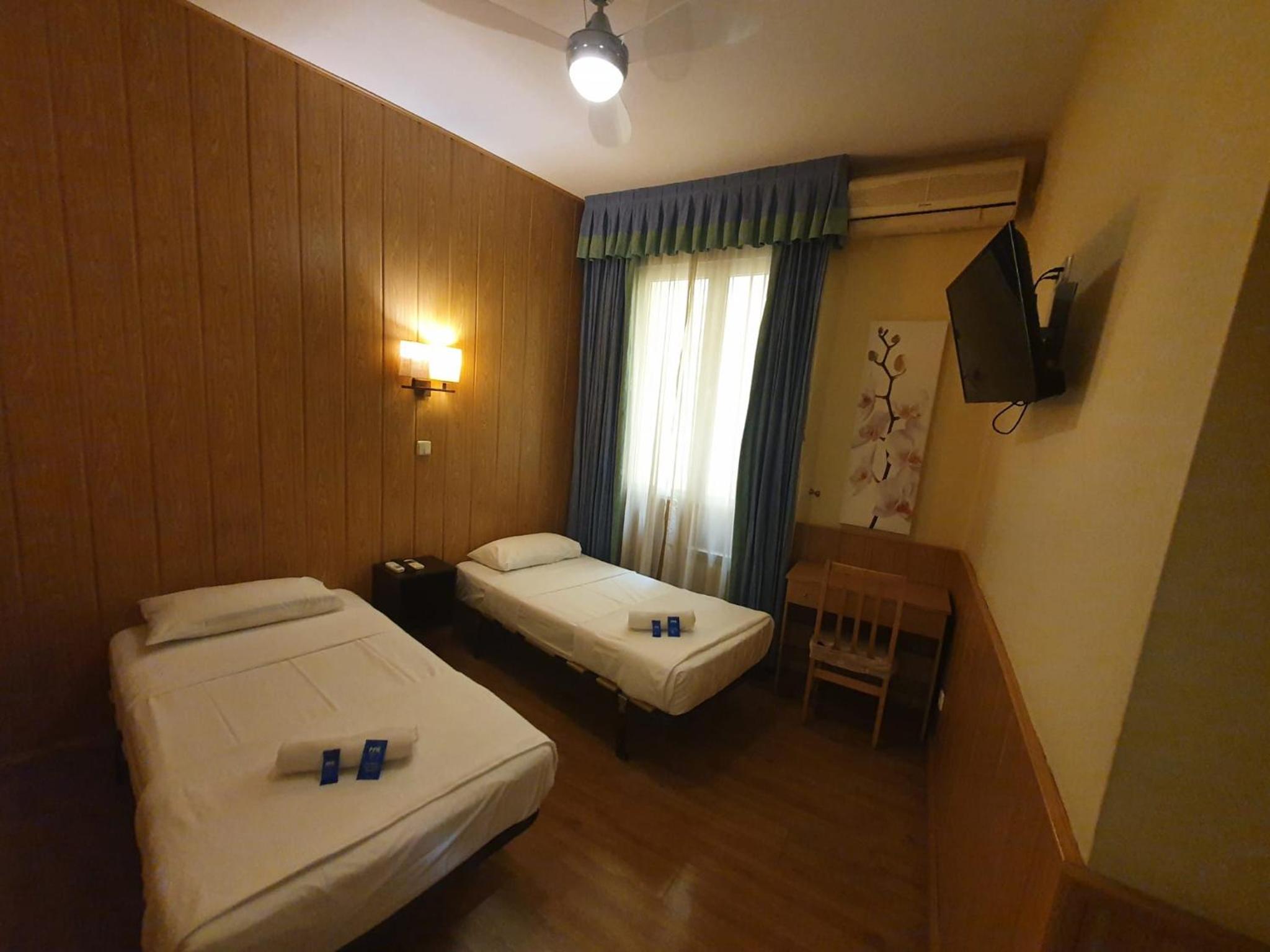 Twin Room - Photo 7