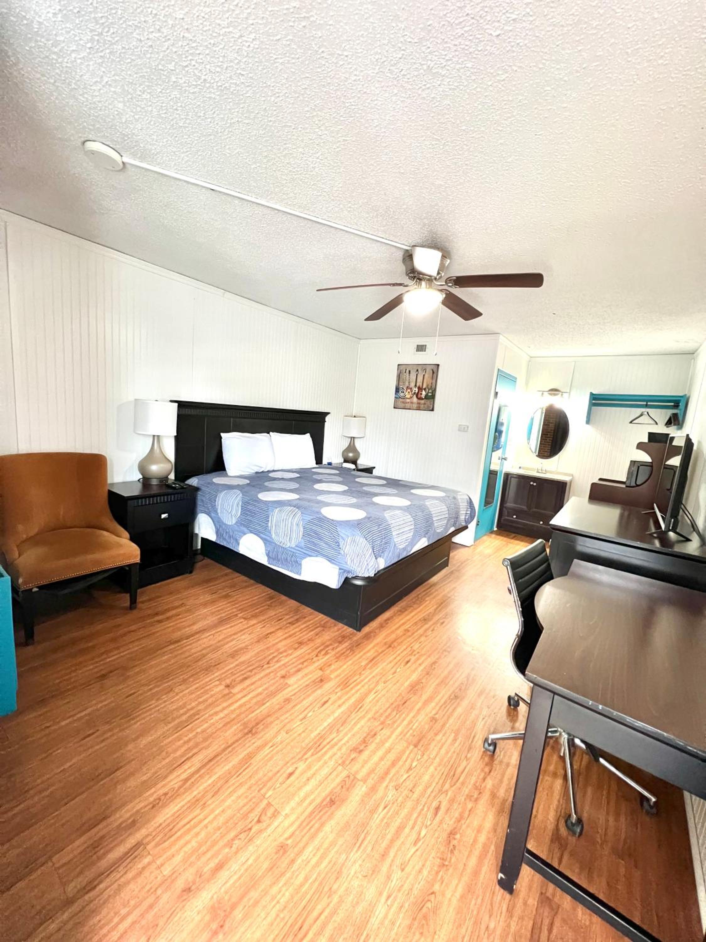 Standard King Room - Non Smoking - Photo 1