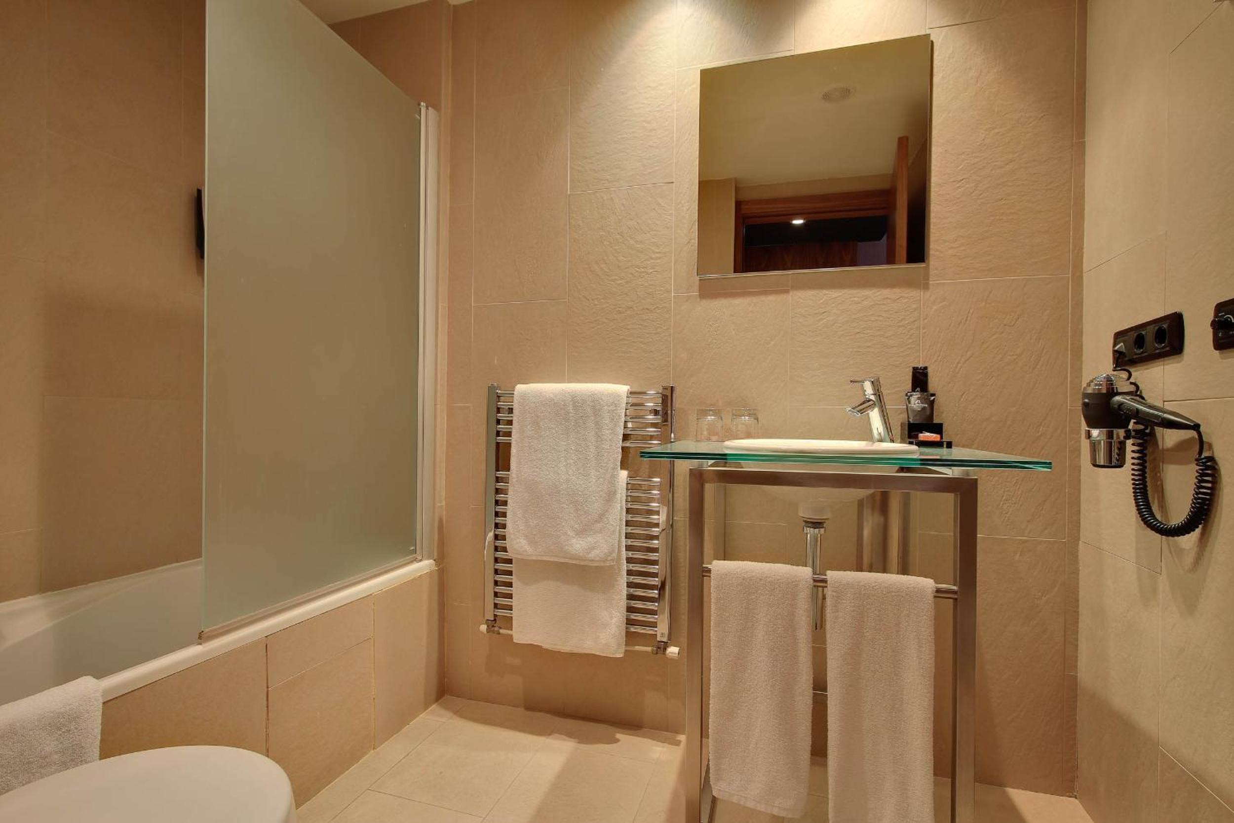 Double or Twin Room (1-2 Adults) - Photo 3