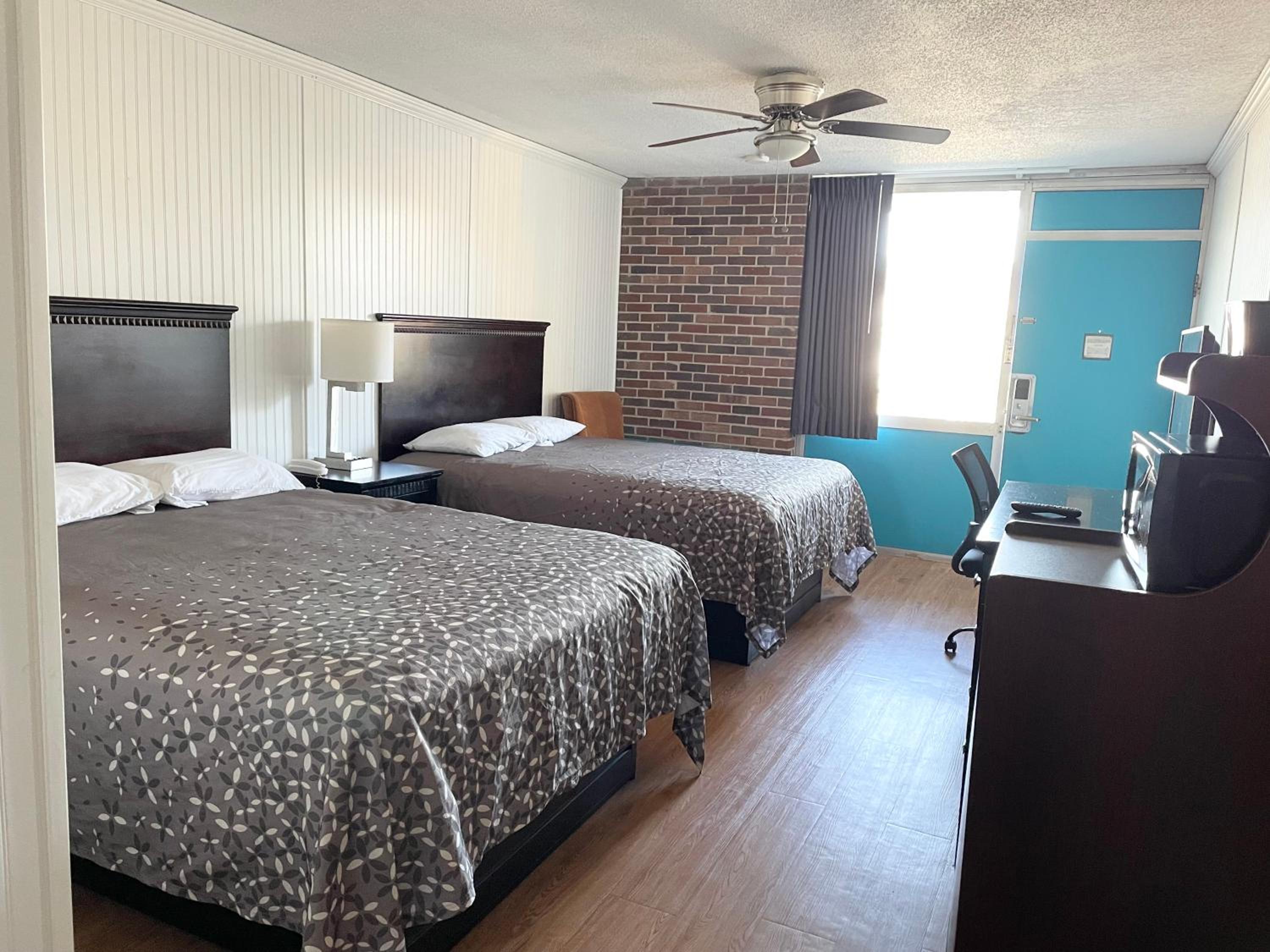 Standard Queen Room with Two Queen Beds - Non Smoking  - Photo 4