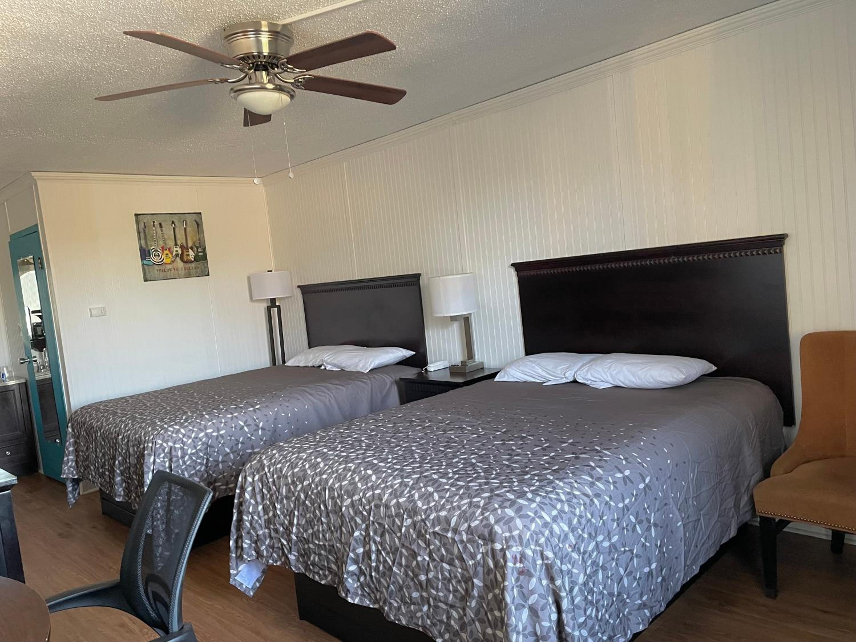 Standard Queen Room with Two Queen Beds - Non Smoking  - Photo 5