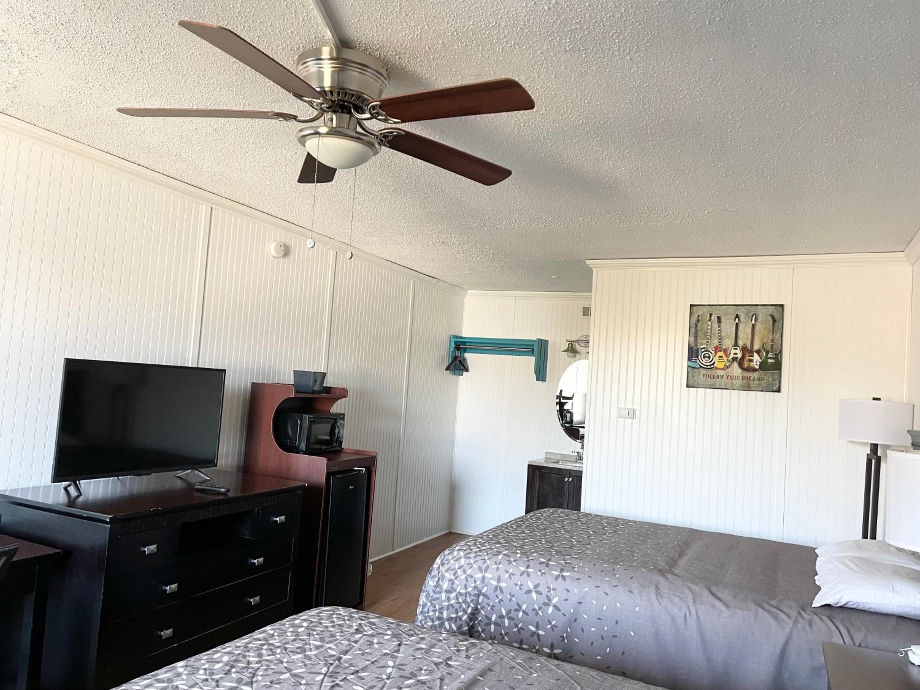 Standard Queen Room with Two Queen Beds - Non Smoking  - Photo 6