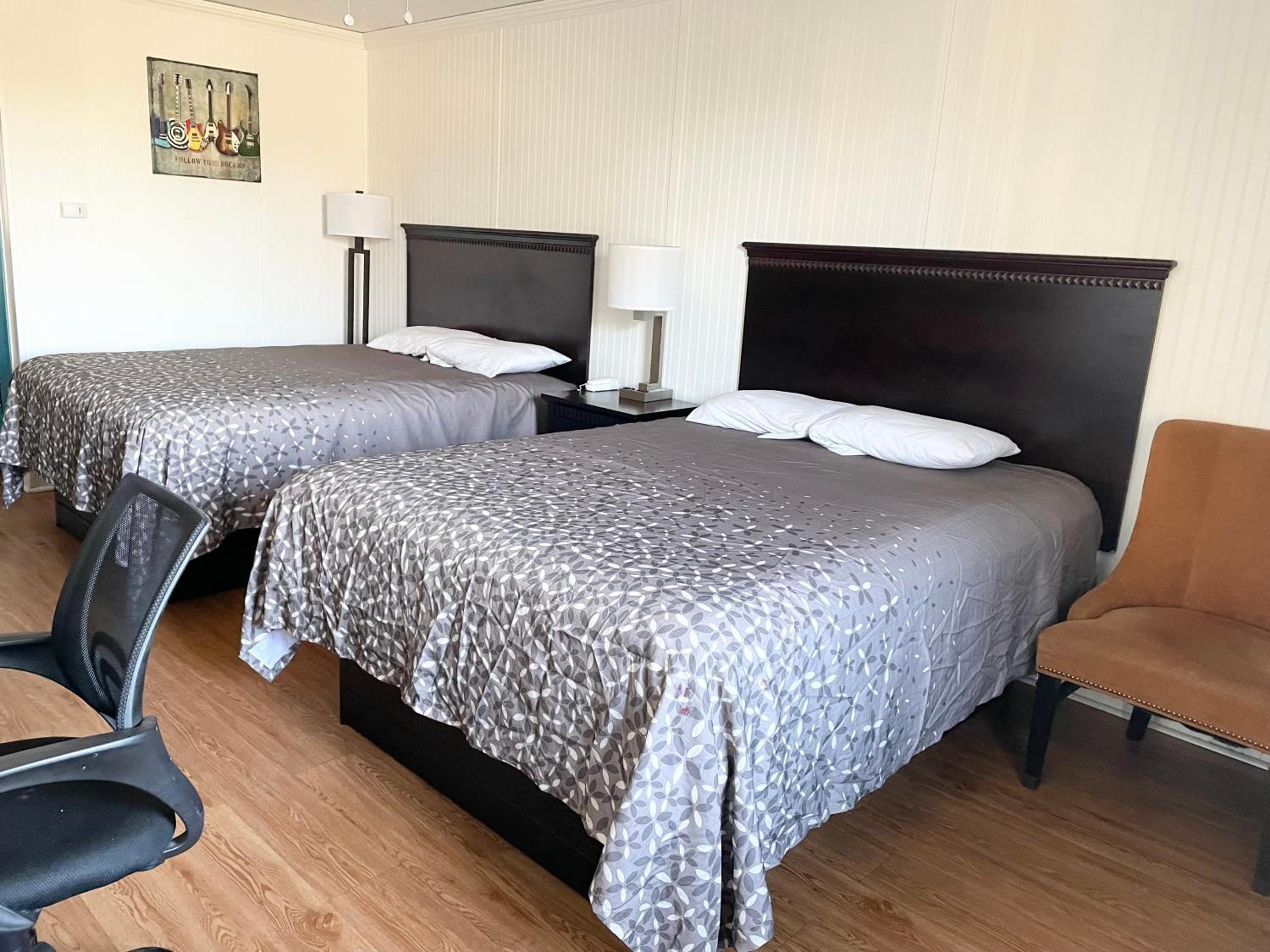 Standard Queen Room with Two Queen Beds - Non Smoking  - Photo 3