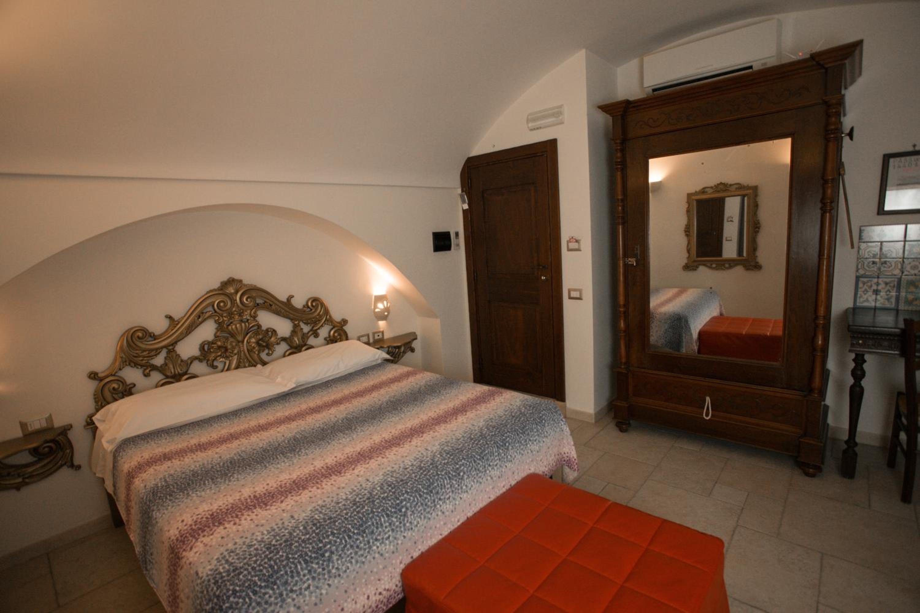 Double Room with Balcony - Photo 4