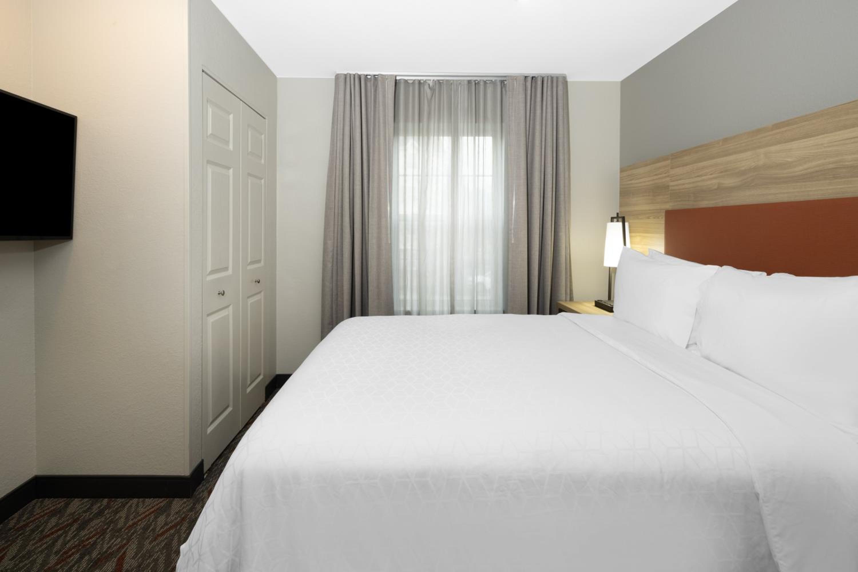 Two-Bedroom Suite with Roll-In Shower - Disability Access - Photo 5