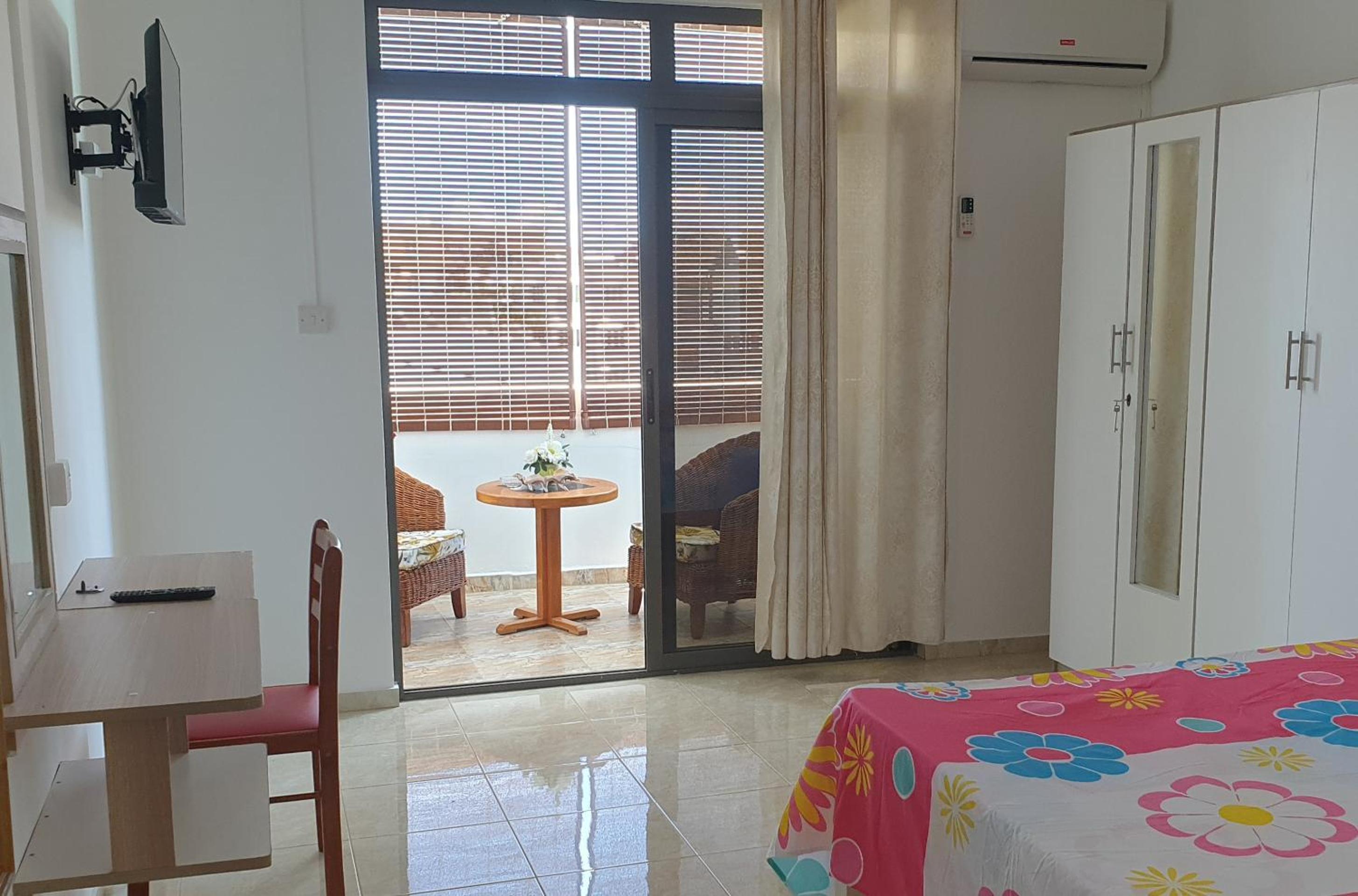 One-Bedroom Apartment photo 1