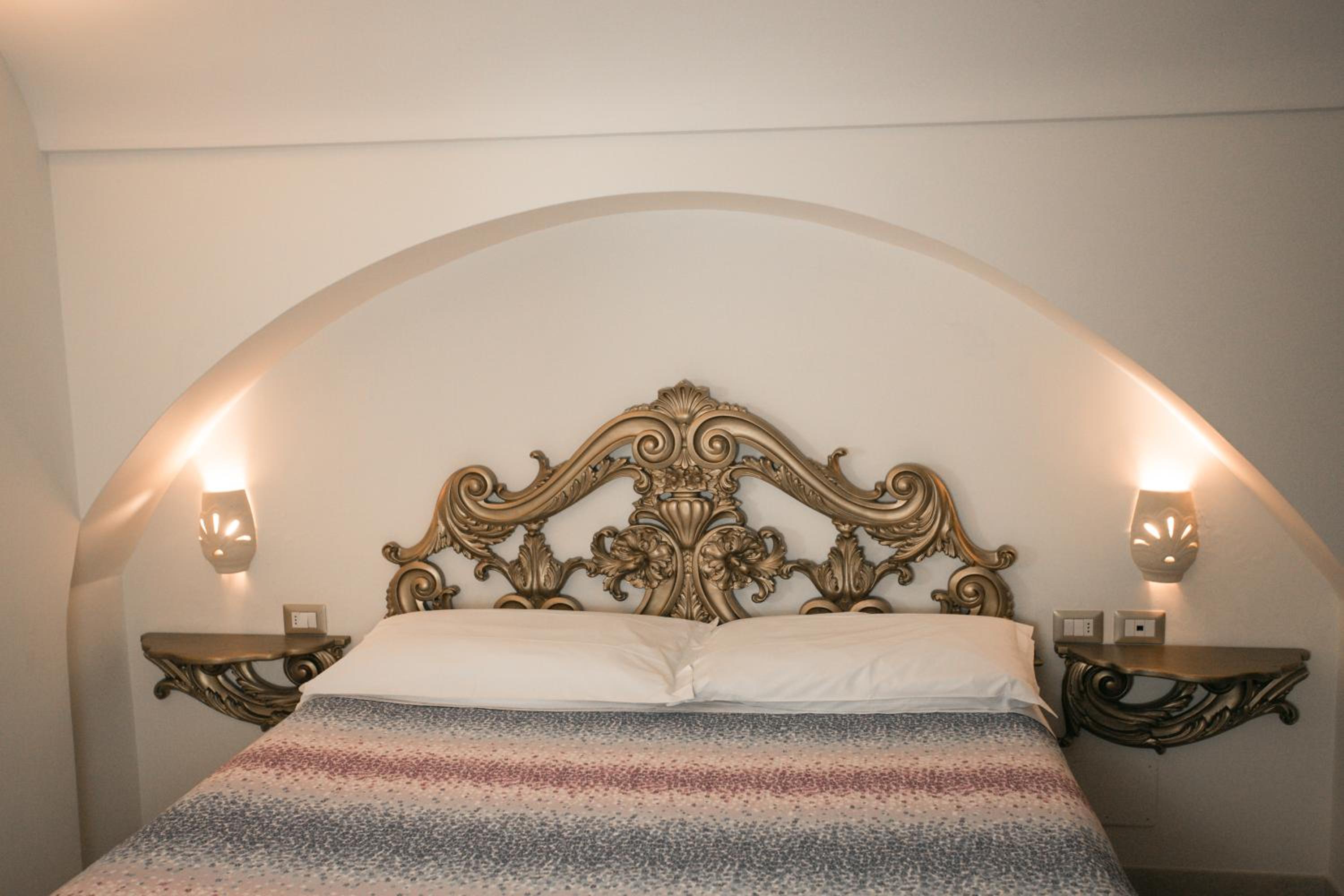 Double Room with Balcony - Photo 10