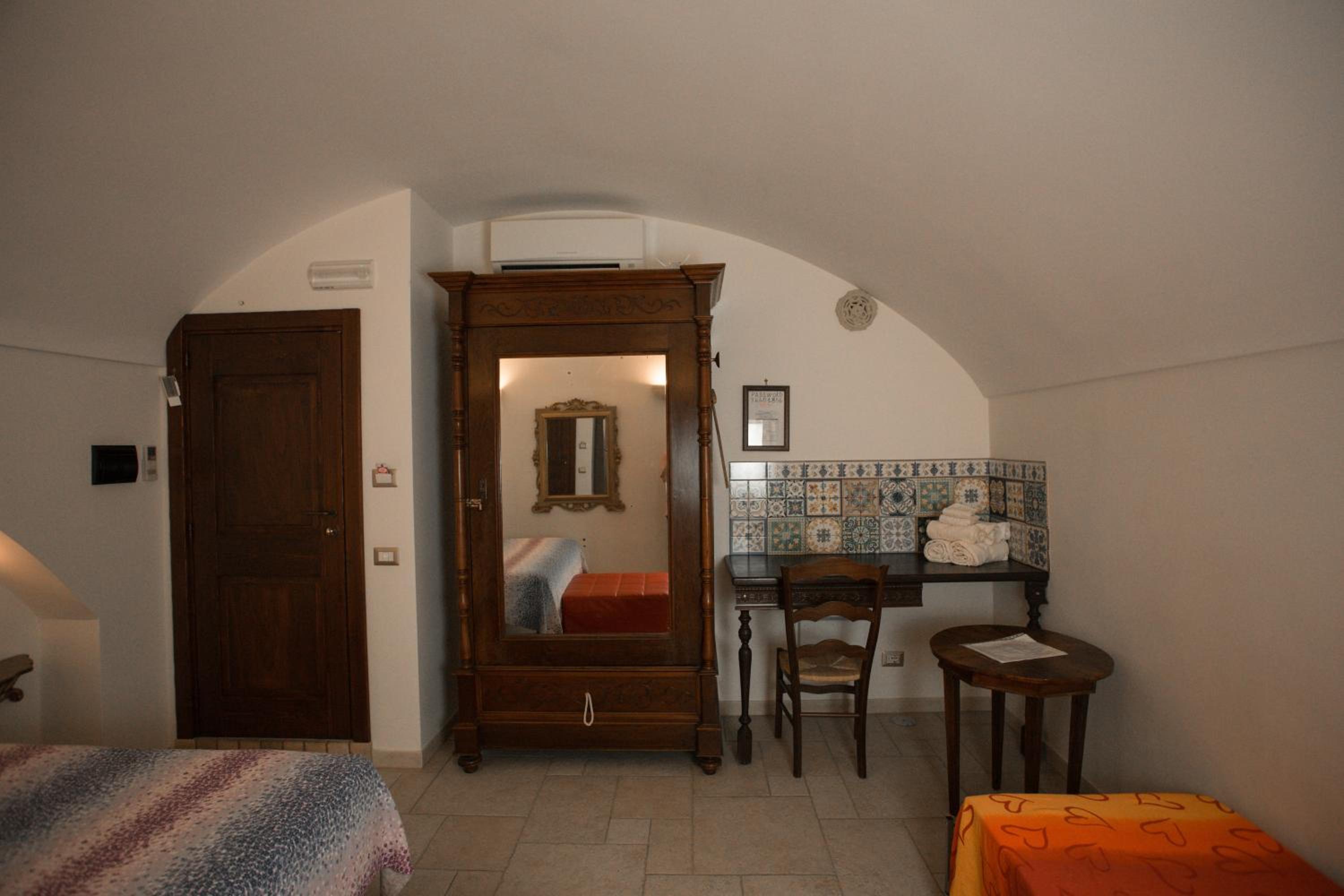 Double Room with Balcony - Photo 11