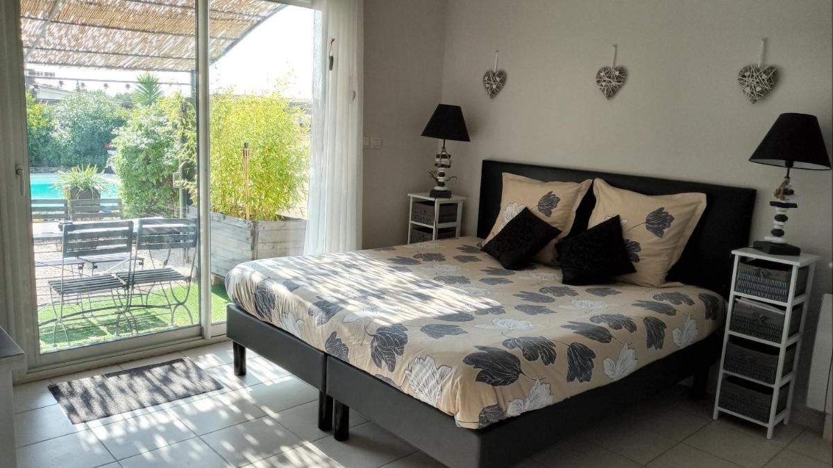 Queen Room with Pool View photo 1