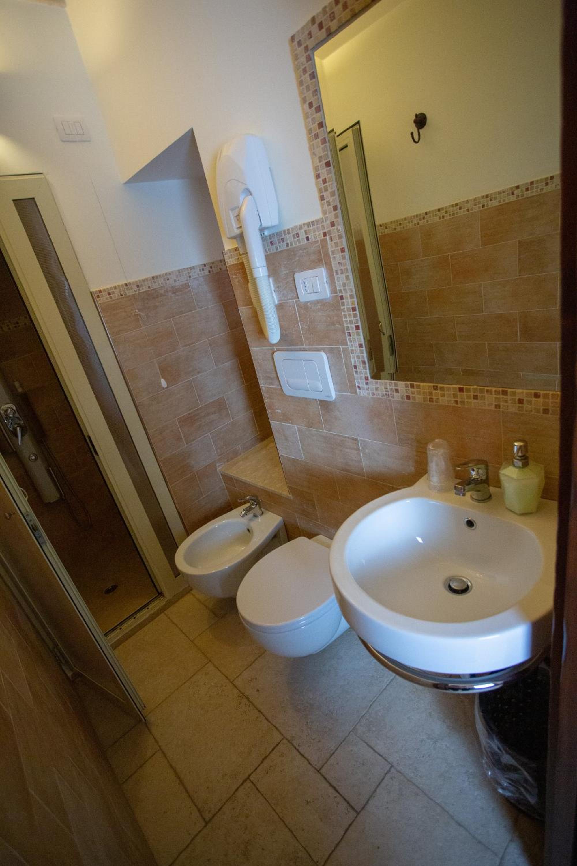 Small Double Room - Photo 9
