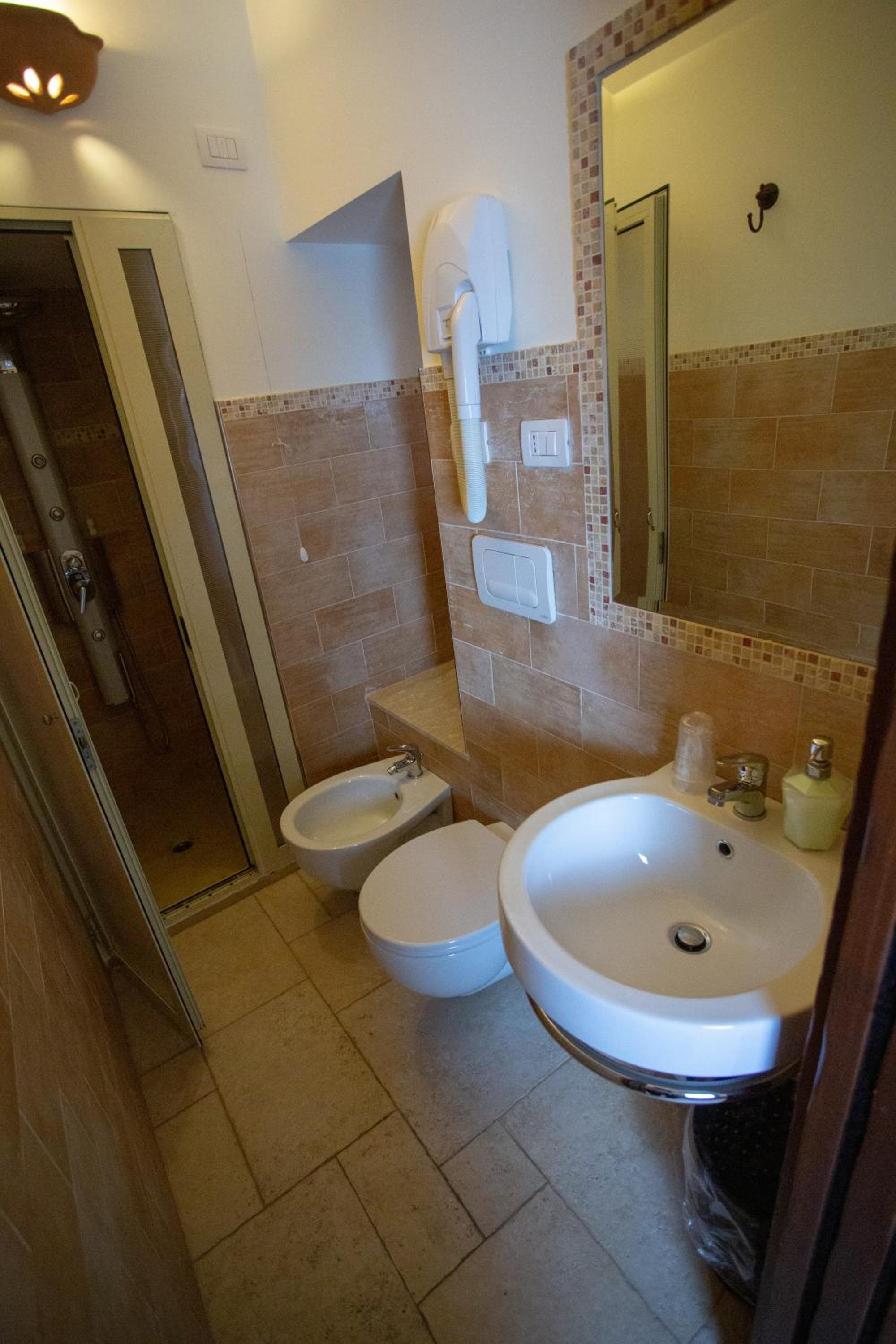 Small Double Room - Photo 10