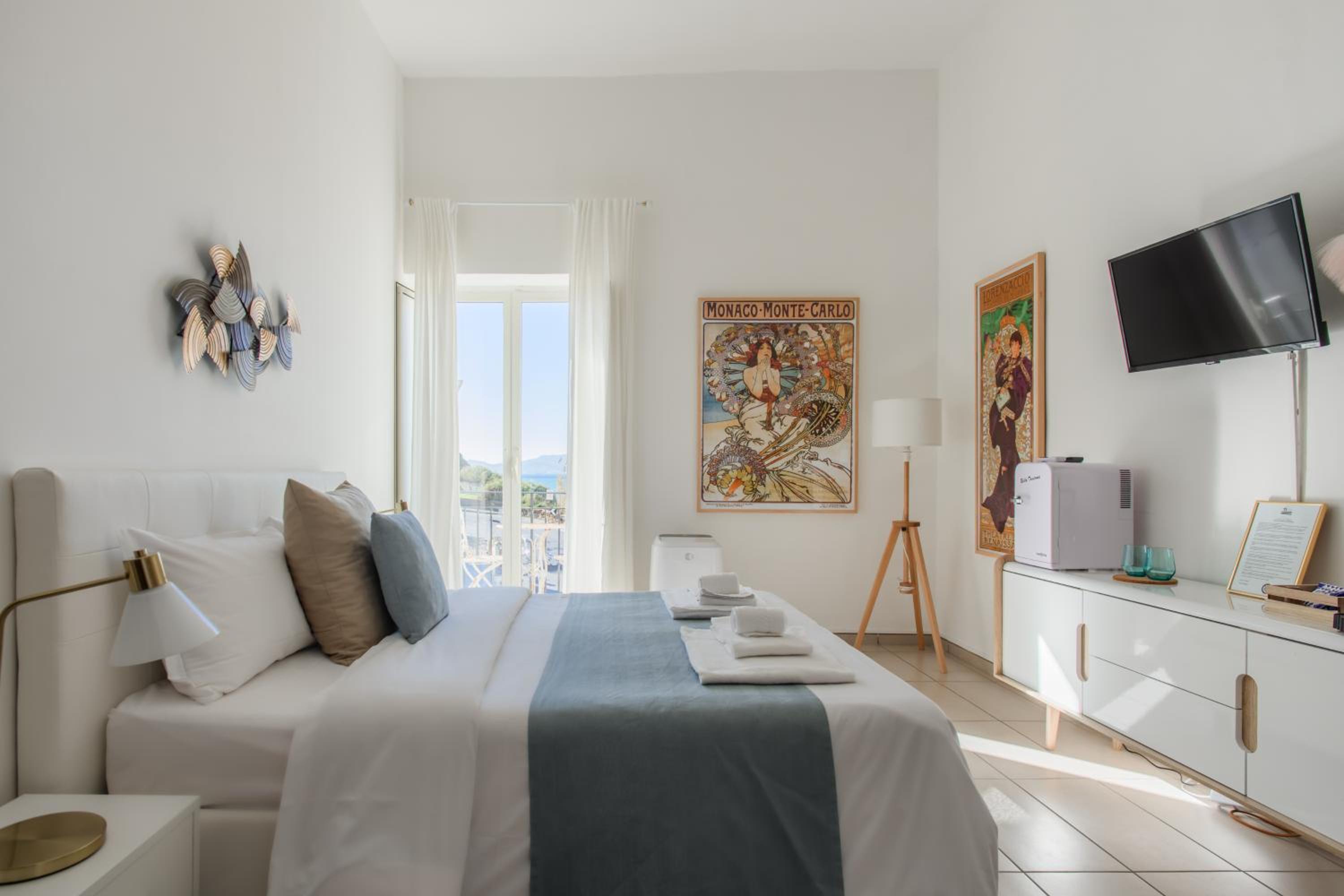 Queen Room with Balcony - Photo 1