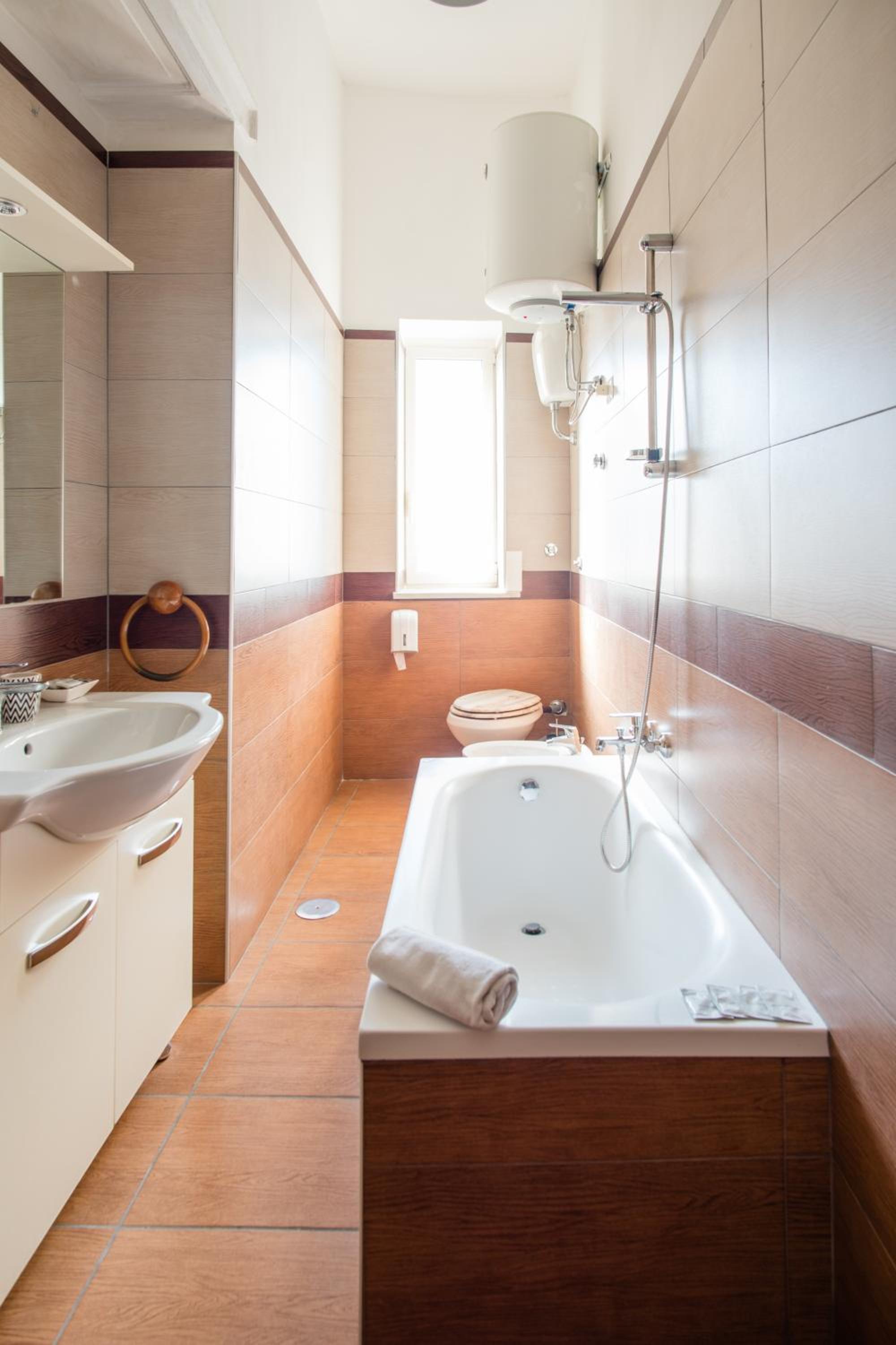 Queen Room with Balcony - Photo 30