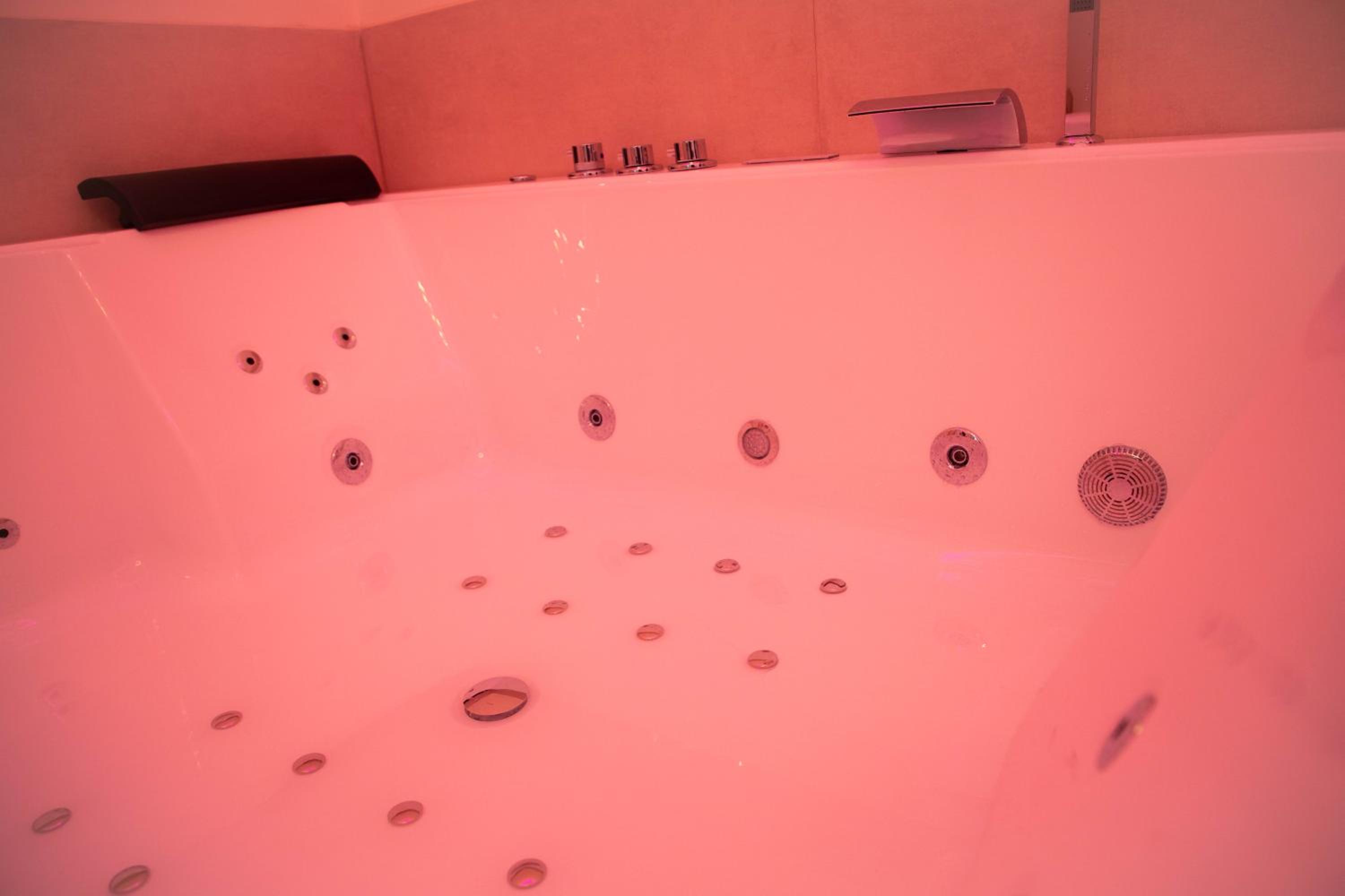 Double Room with Spa Bath photo 2