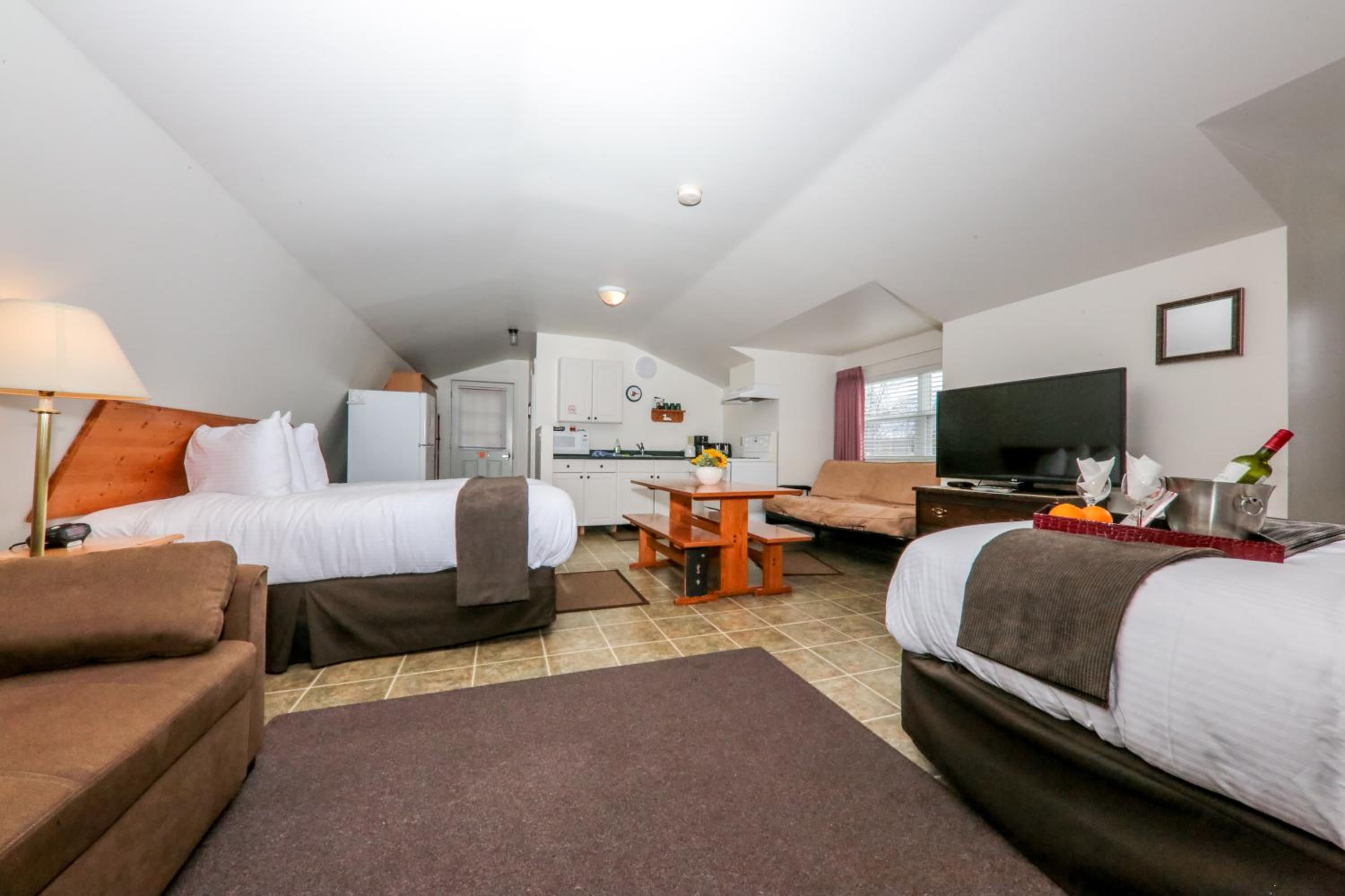 Deluxe Family Suite photo 1
