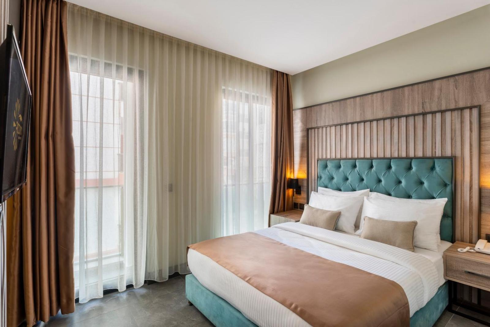 Deluxe Double Room (2 Adults + 1 Child)