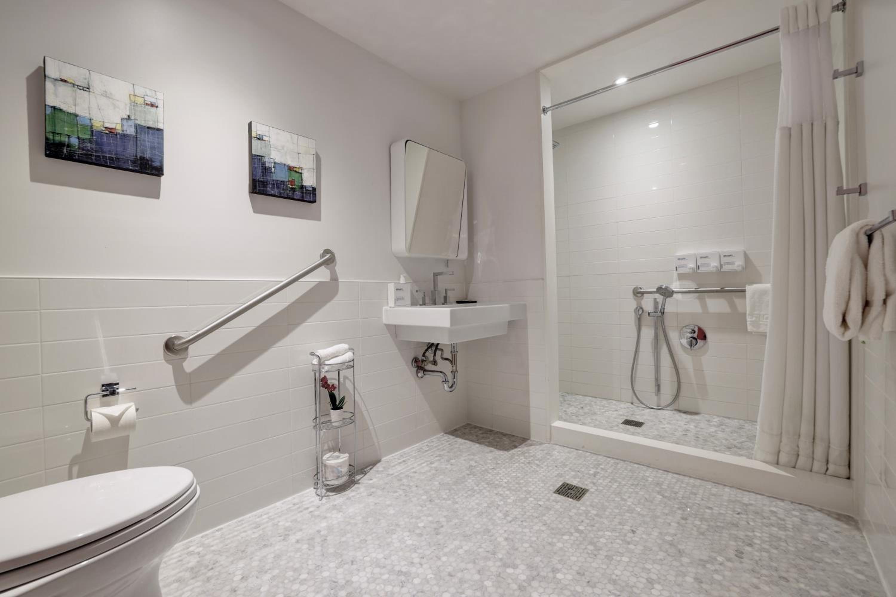 King Room with Roll-In Shower - Disability Access - Photo 2
