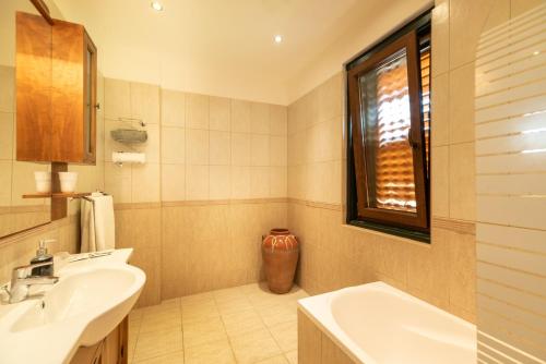 Deluxe Double Room with Bath photo 3