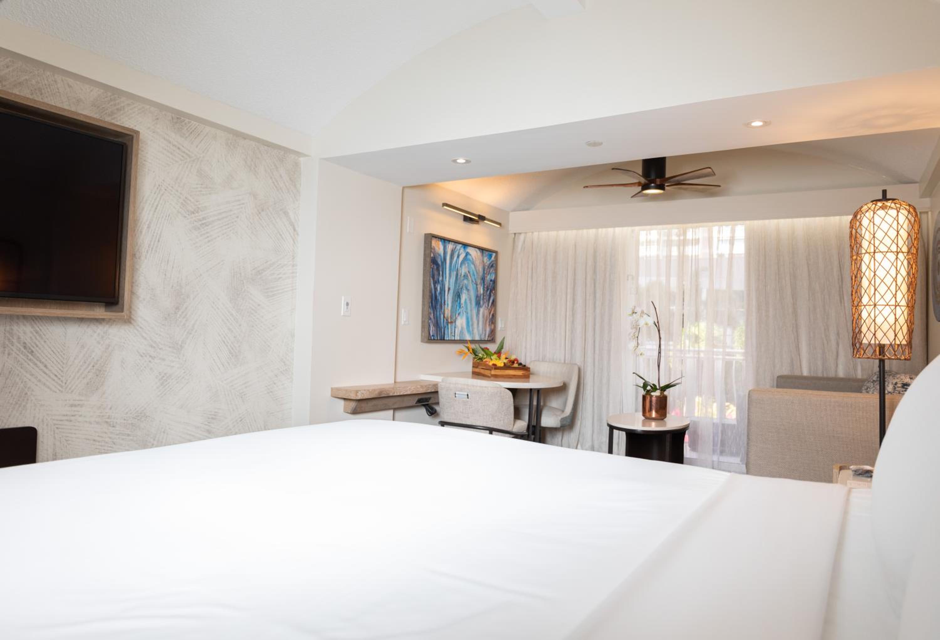 Club King Room with Balcony - Photo 8