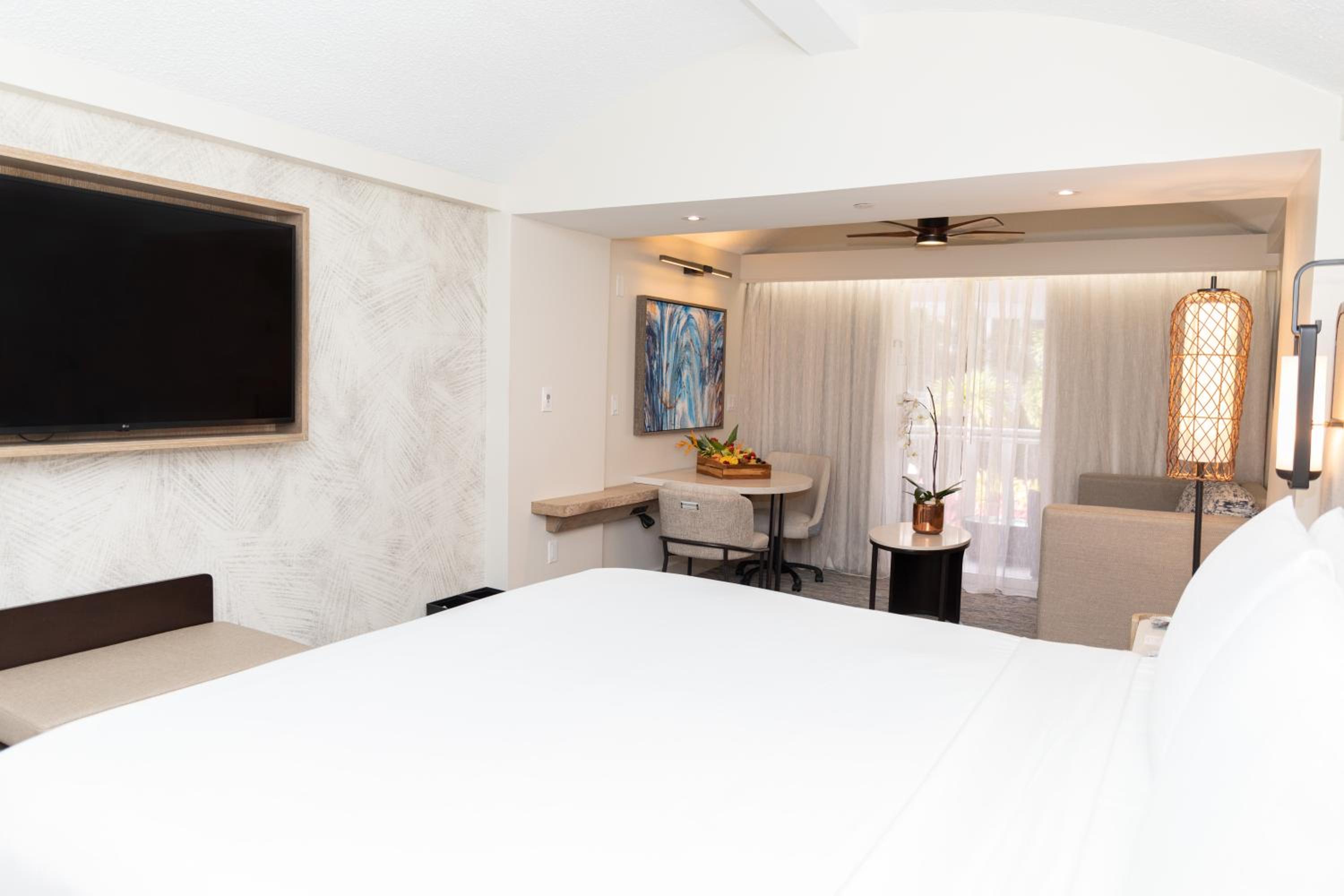 Club King Room with Balcony - Photo 5