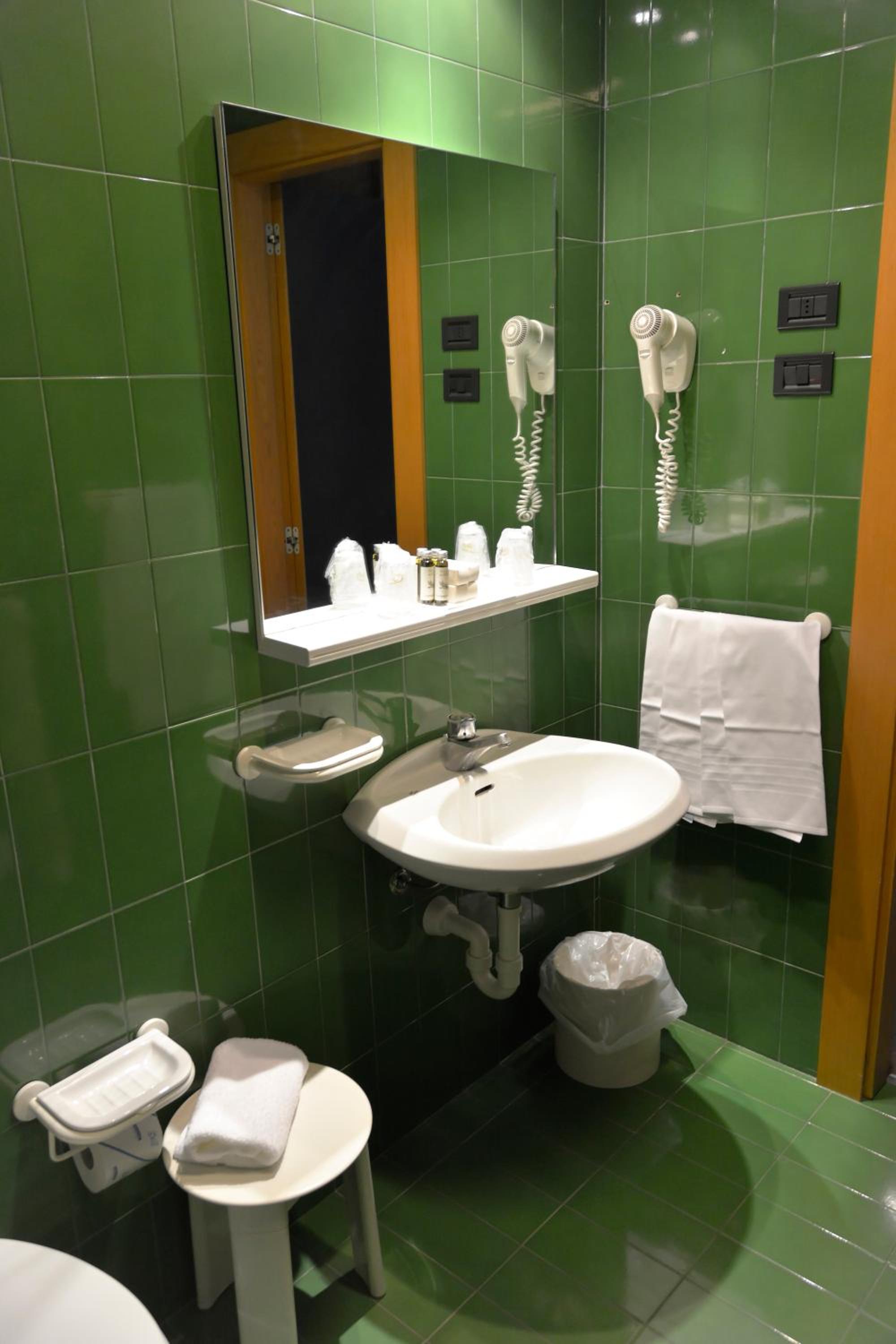 Quadruple Room - Photo 8