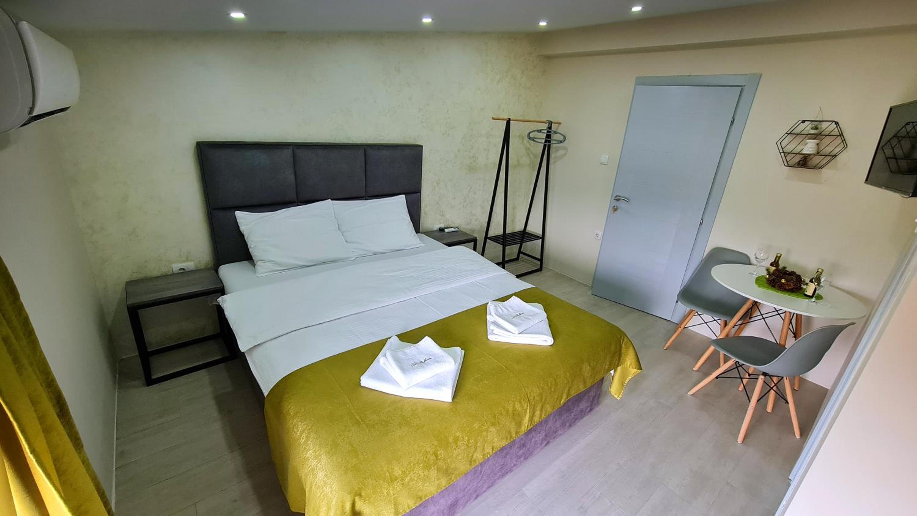 One-Bedroom Apartment - Photo 1