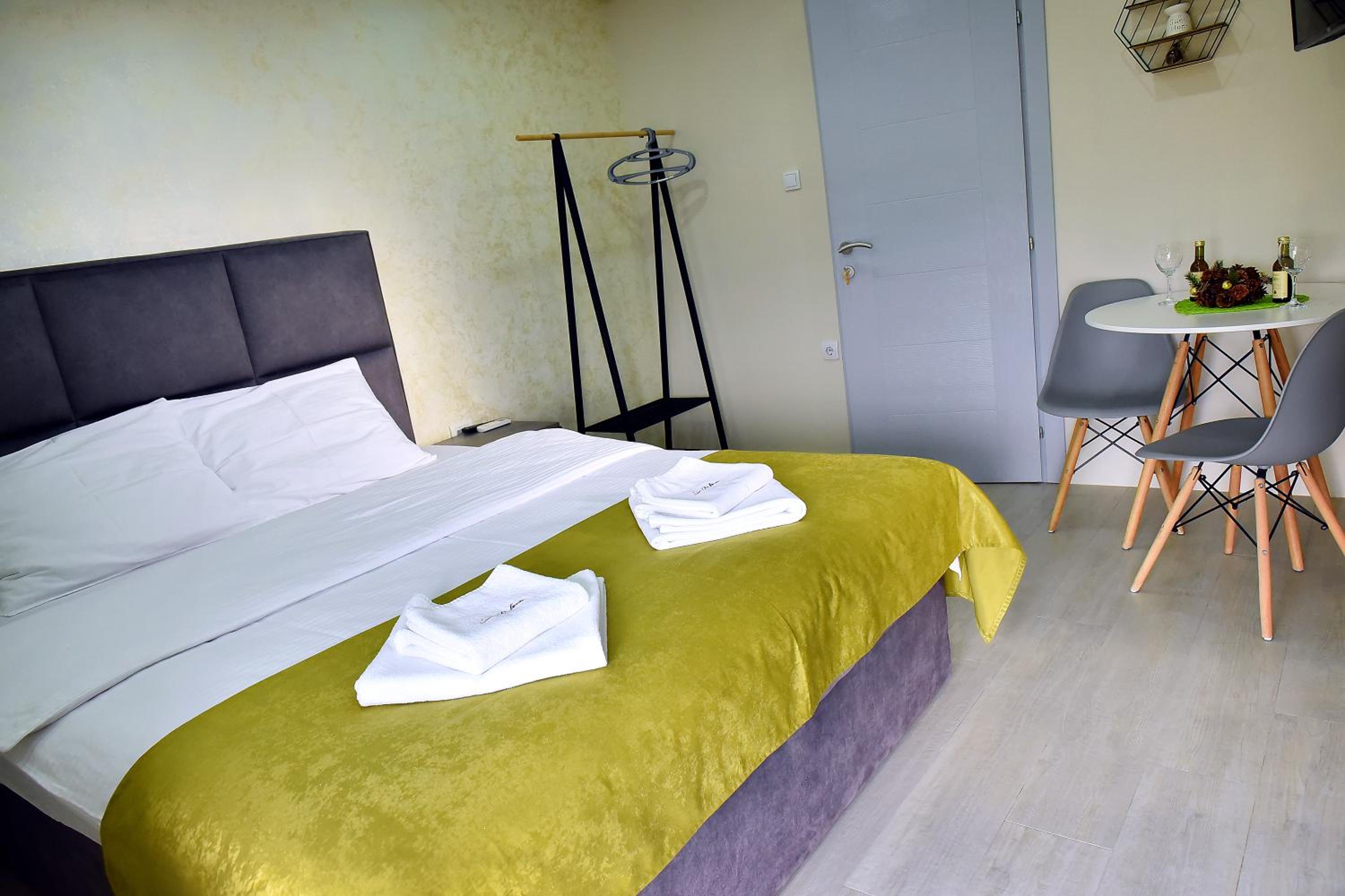 One-Bedroom Apartment - Photo 2