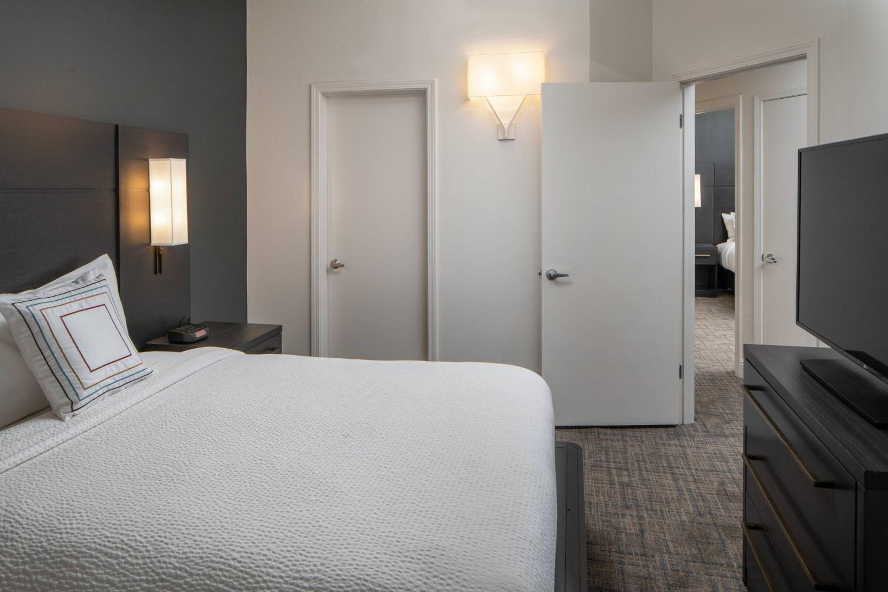 Two Bedroom Suite with Two Queen Beds - Photo 4