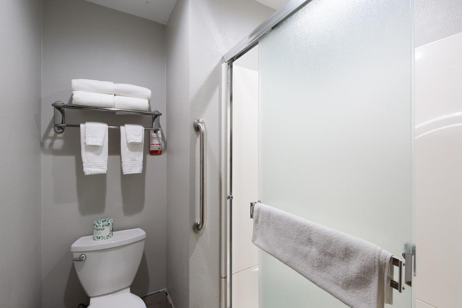 Room with One Double and One Single Bed - Mobility Access/Non-Smoking - Photo 4