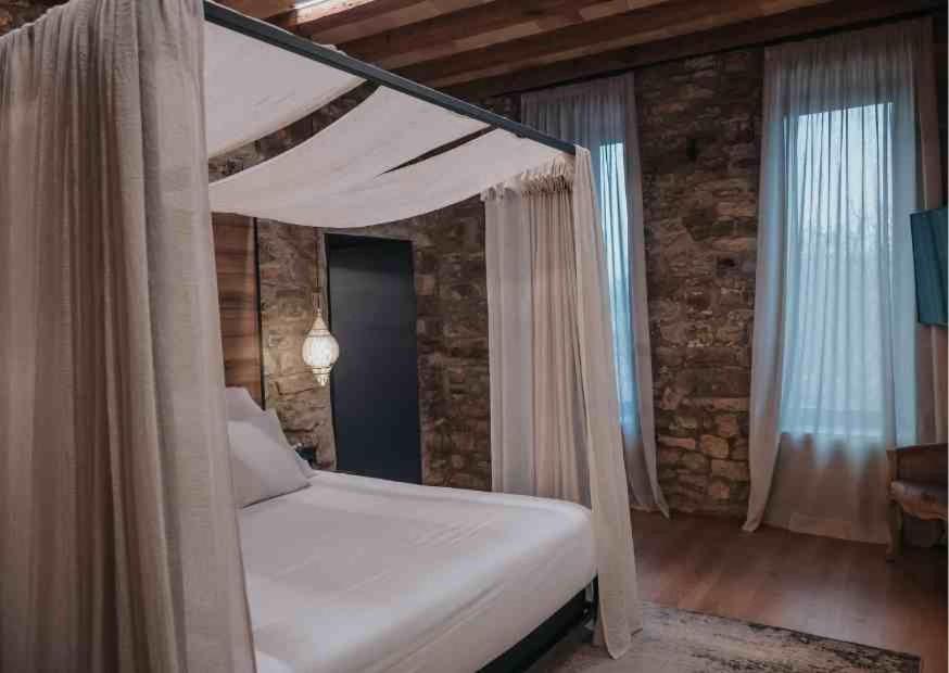 Deluxe Suite with Spa Bath - Photo 6