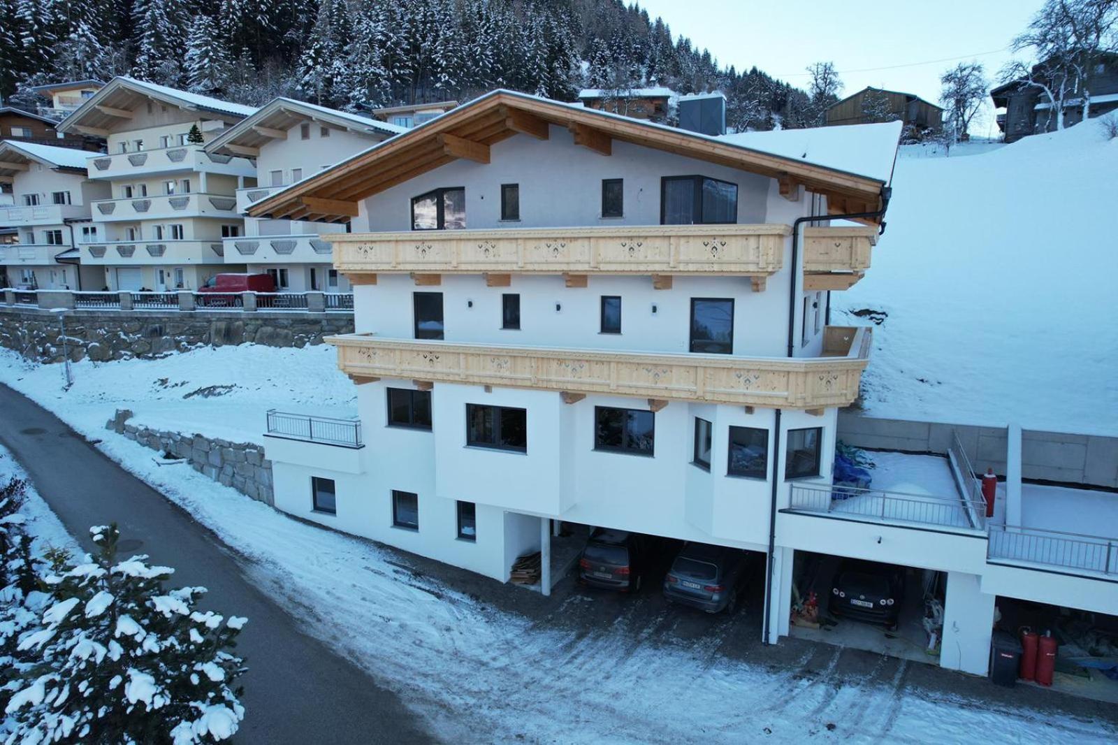 Three-Bedroom Apartment with Mountain View photo 3