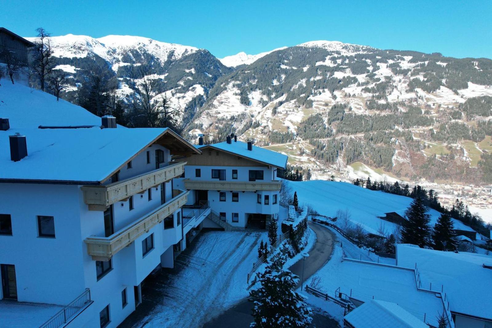 Three-Bedroom Apartment with Mountain View photo 2