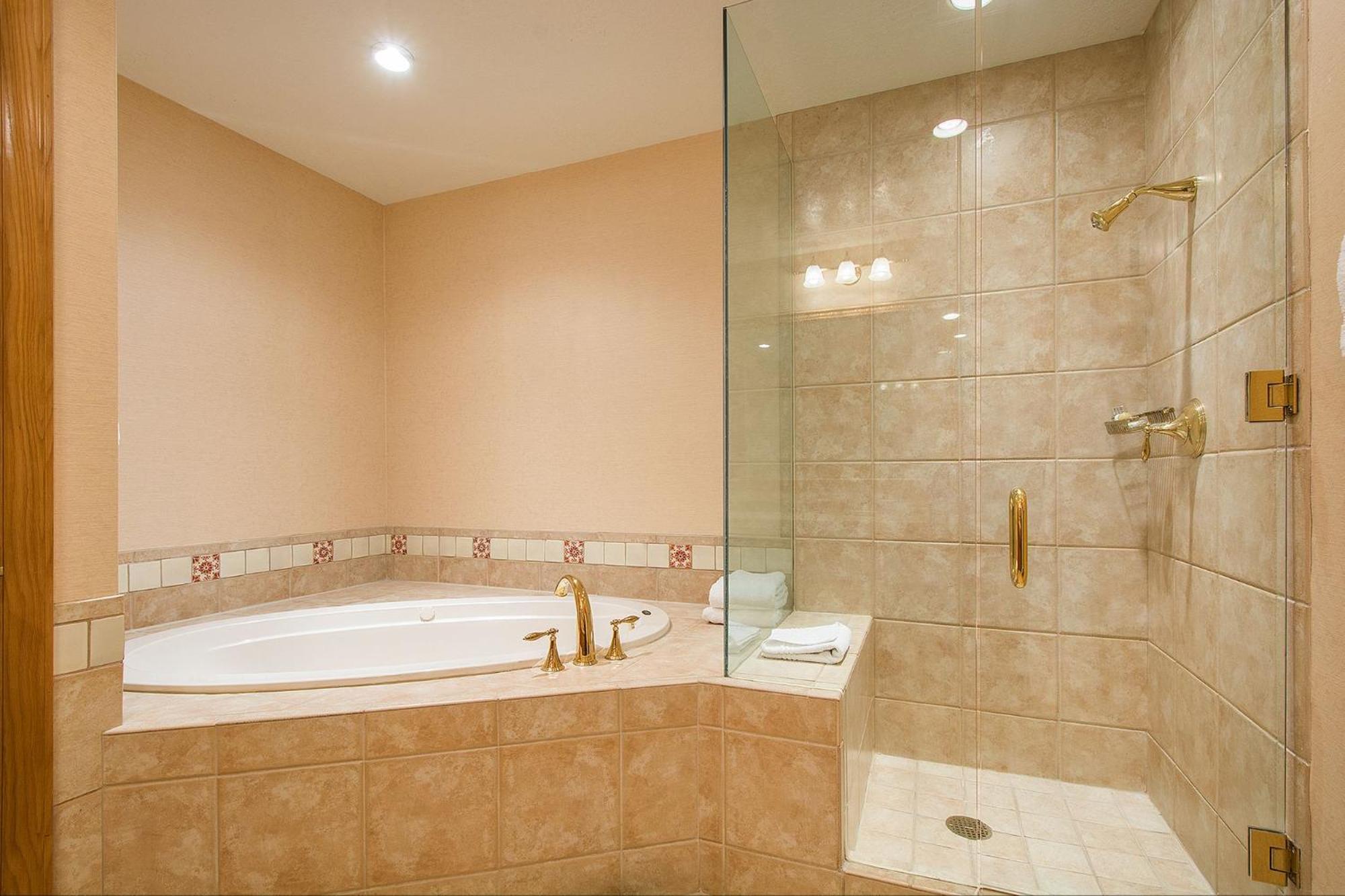 Luxury Two Queen Room with Hot Tub - Photo 2