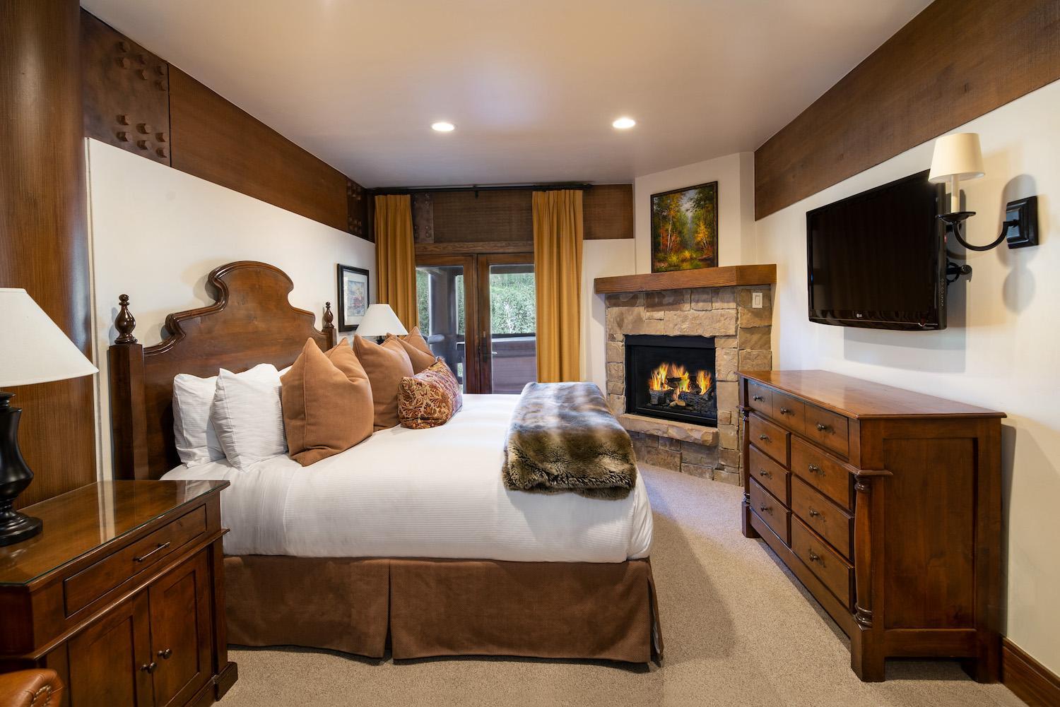 Luxury Three Bedroom Suite with Two Hot Tubs - Photo 4