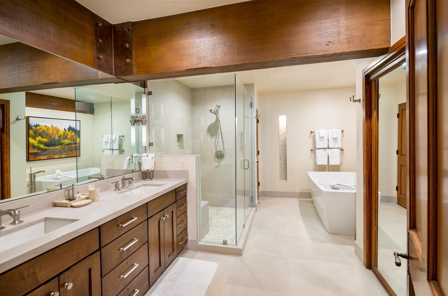 Luxury Three Bedroom Suite with Two Hot Tubs - Photo 3