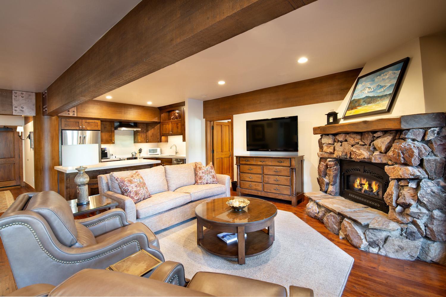Luxury Three Bedroom Suite with Two Hot Tubs - Photo 1