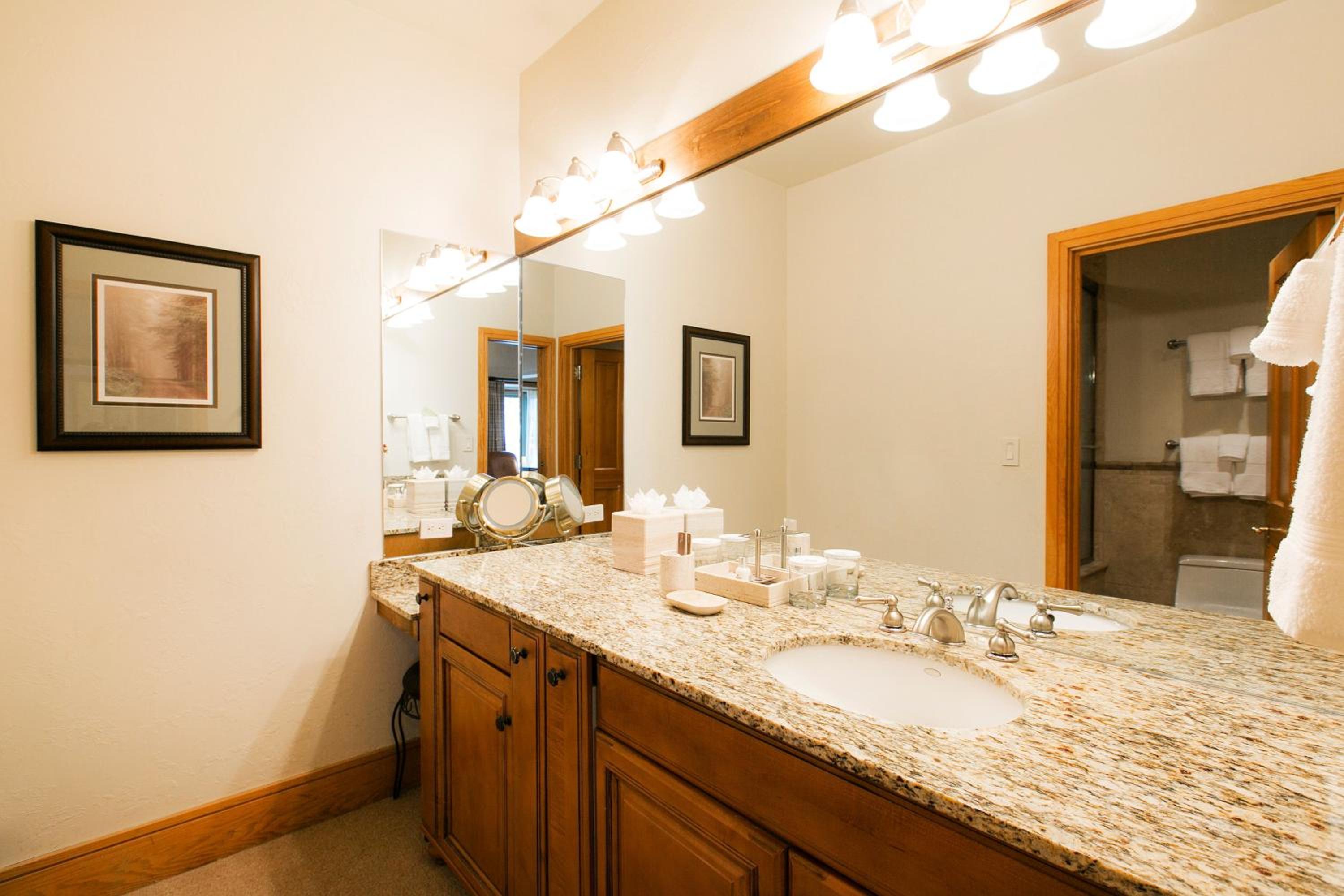 Luxury Two Bedroom Suite with Hot Tub - Photo 5