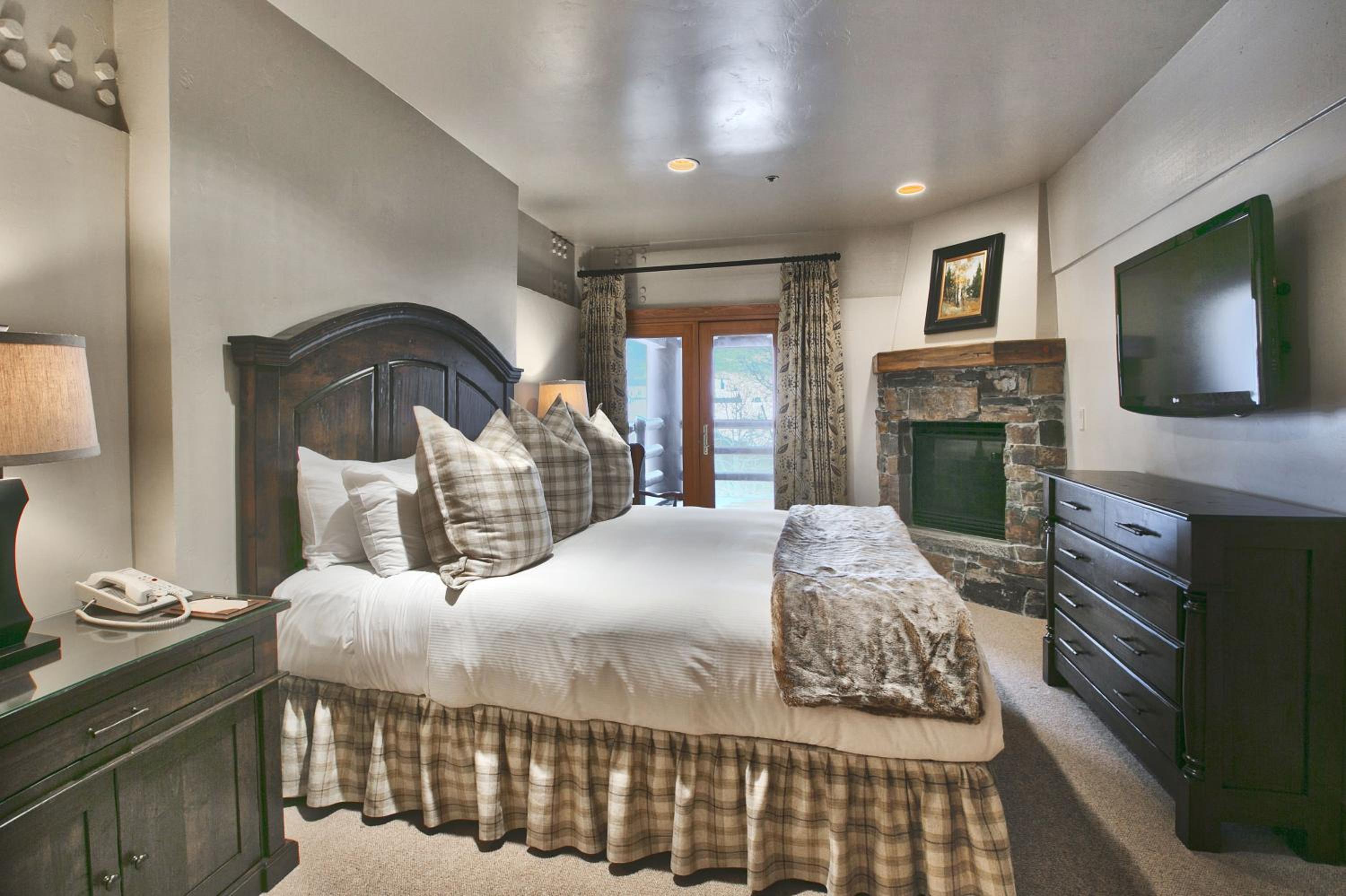 Luxury Two Bedroom Suite with Hot Tub - Photo 4