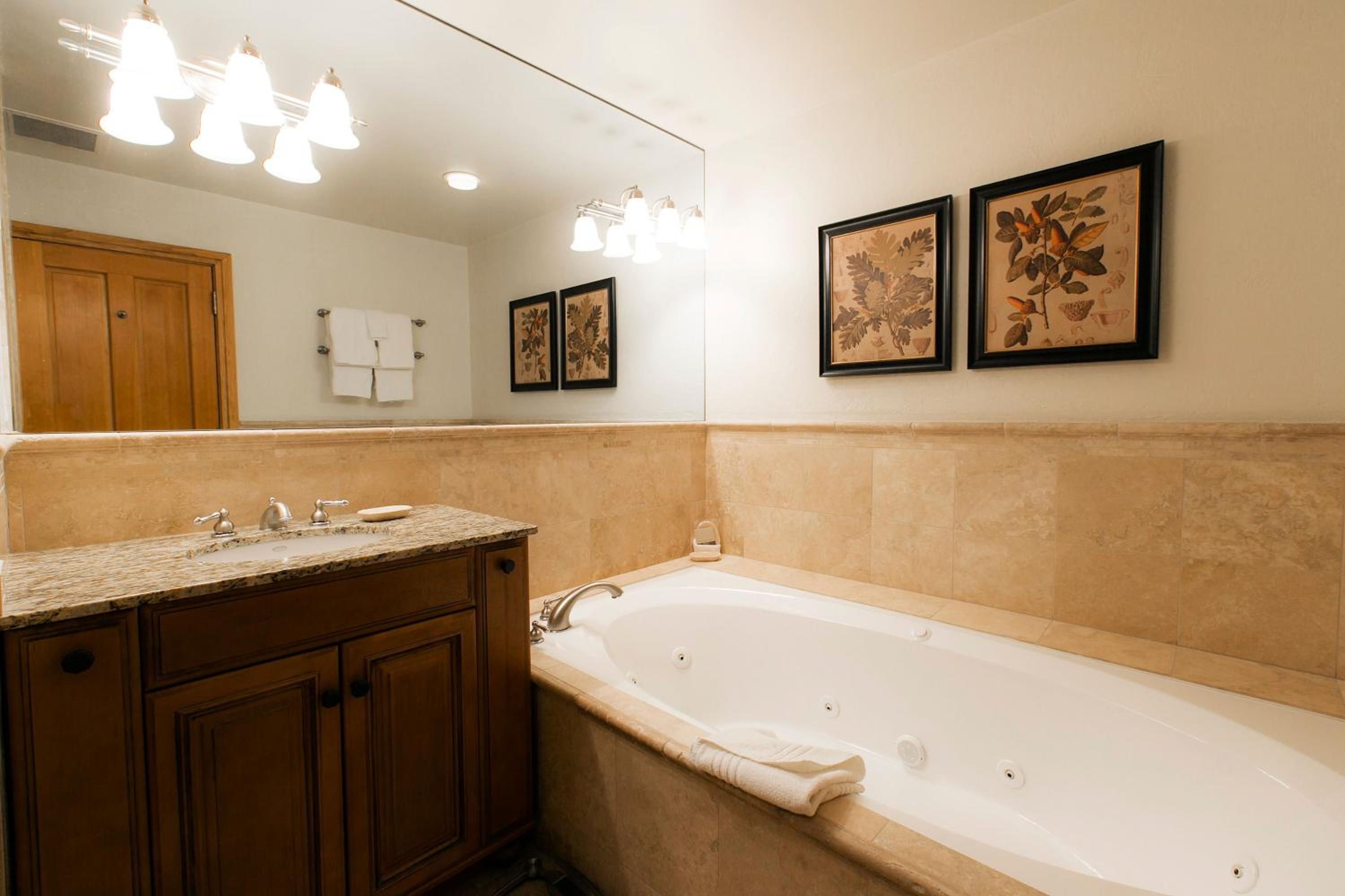 Luxury Two Bedroom Suite with Hot Tub - Photo 3