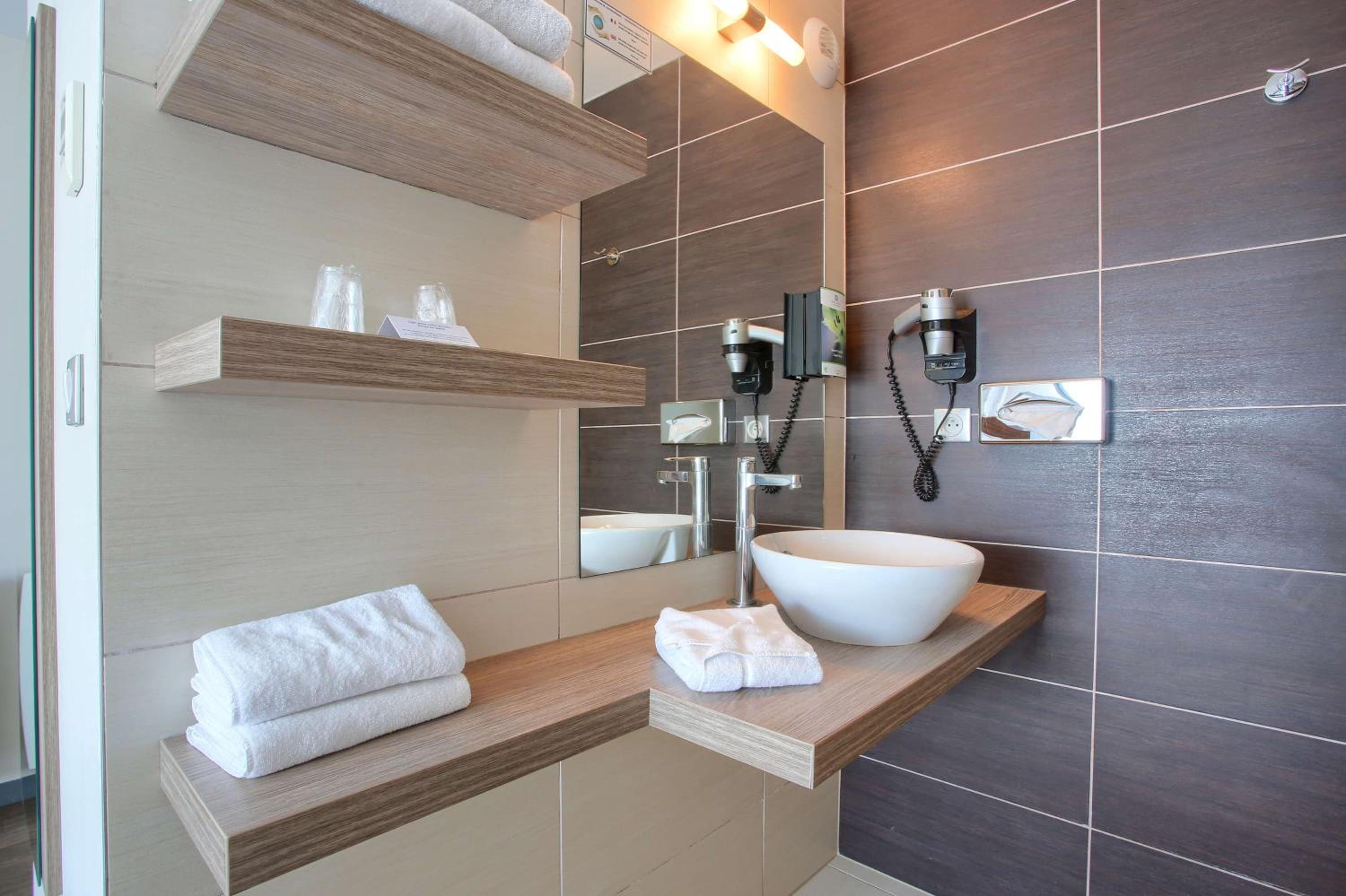 Comfort Queen Room - Photo 18
