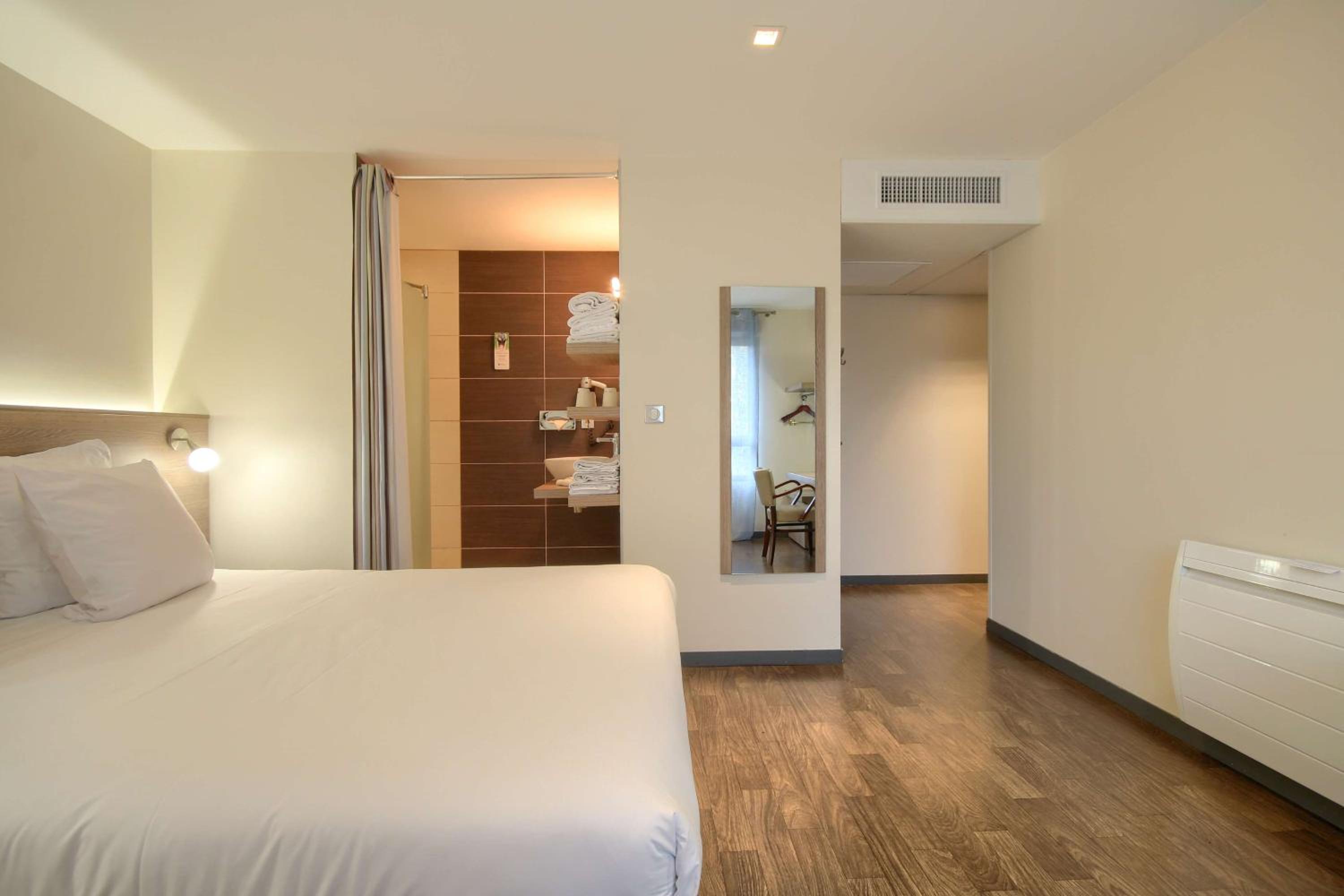 Large Family Room - Photo 2