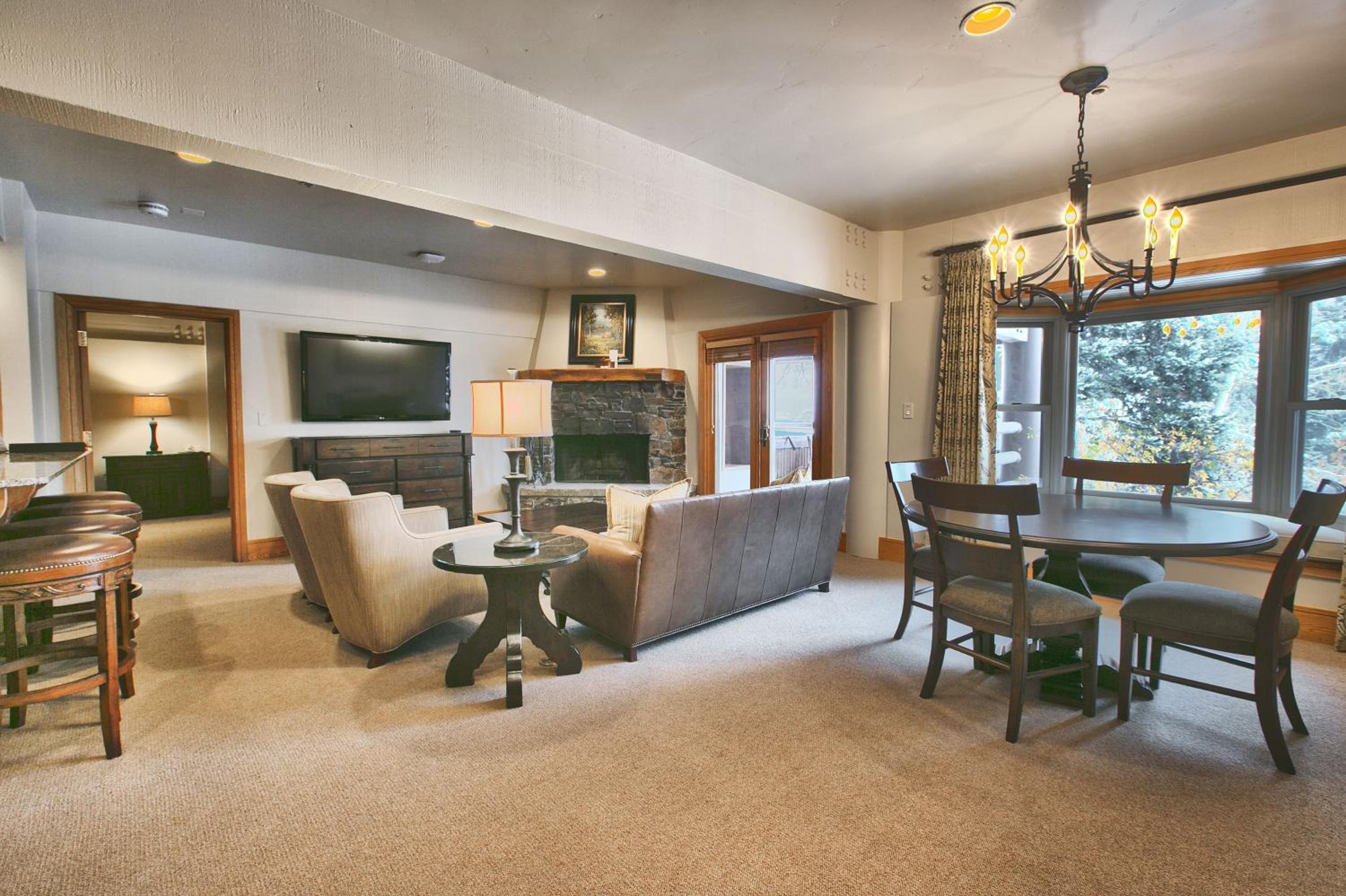 Luxury Two Bedroom Suite with Hot Tub - Photo 2