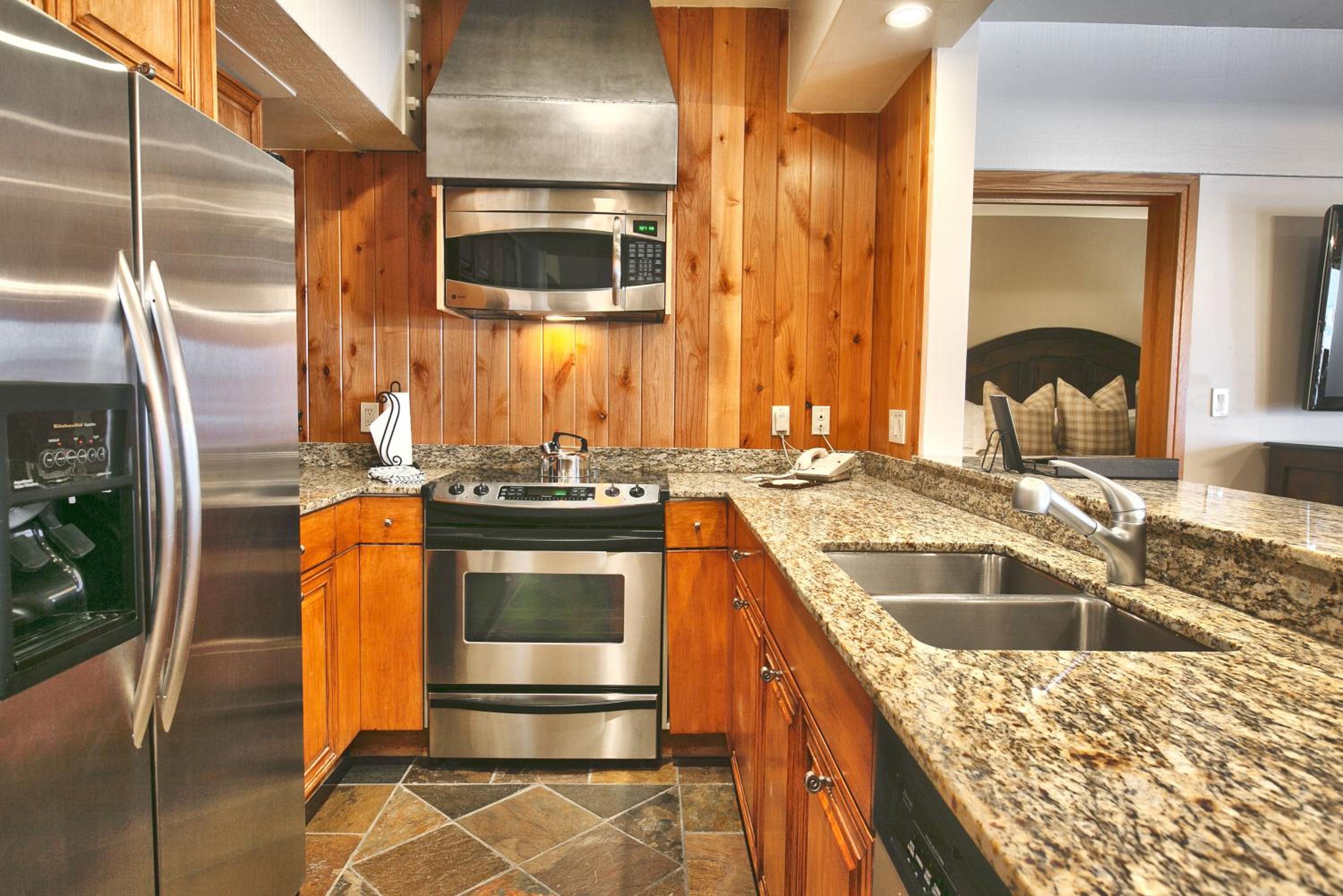 Luxury Two Bedroom Suite with Hot Tub - Photo 8